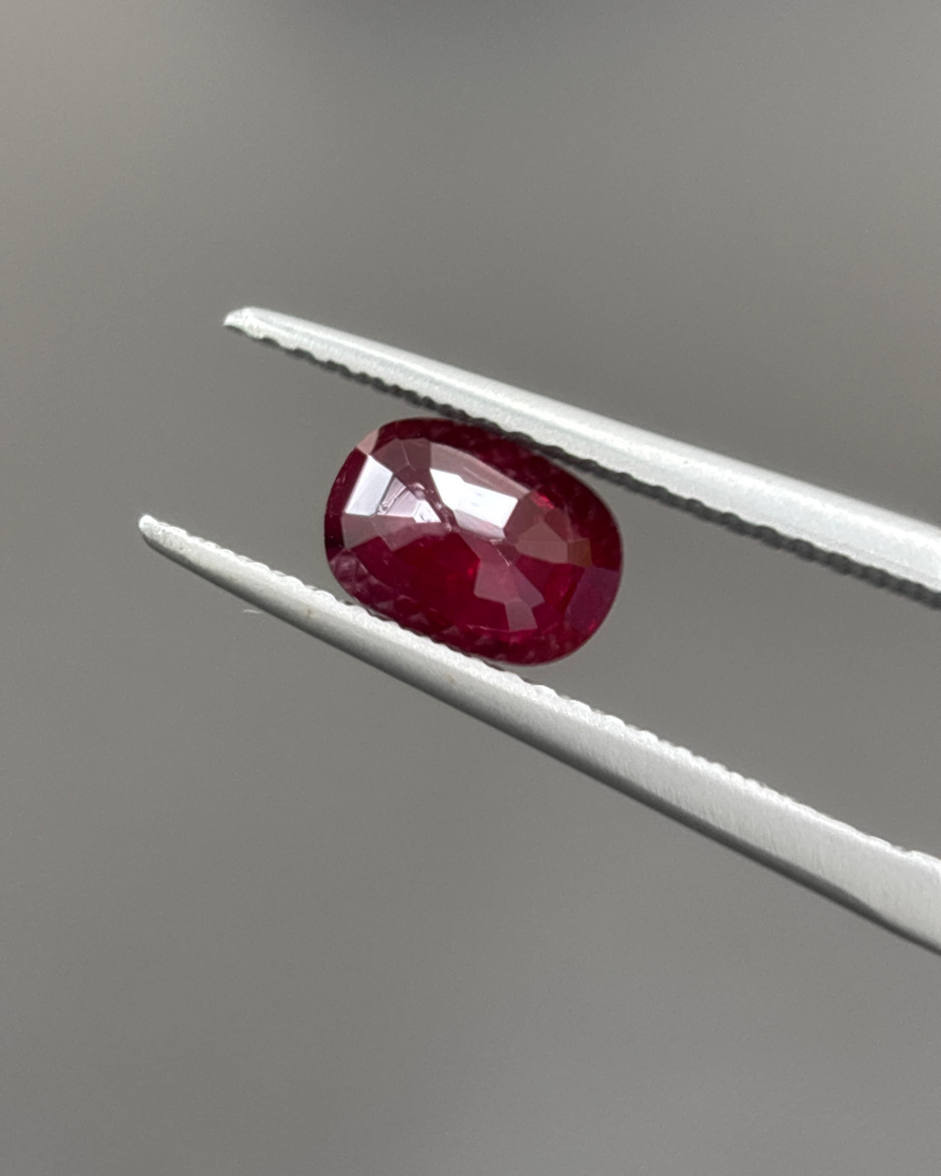 GIA Certified 1.12 Carat Burma No Heat Natural Cushion Cut Ruby (Rubino di Burma senza calore) in vendita 6