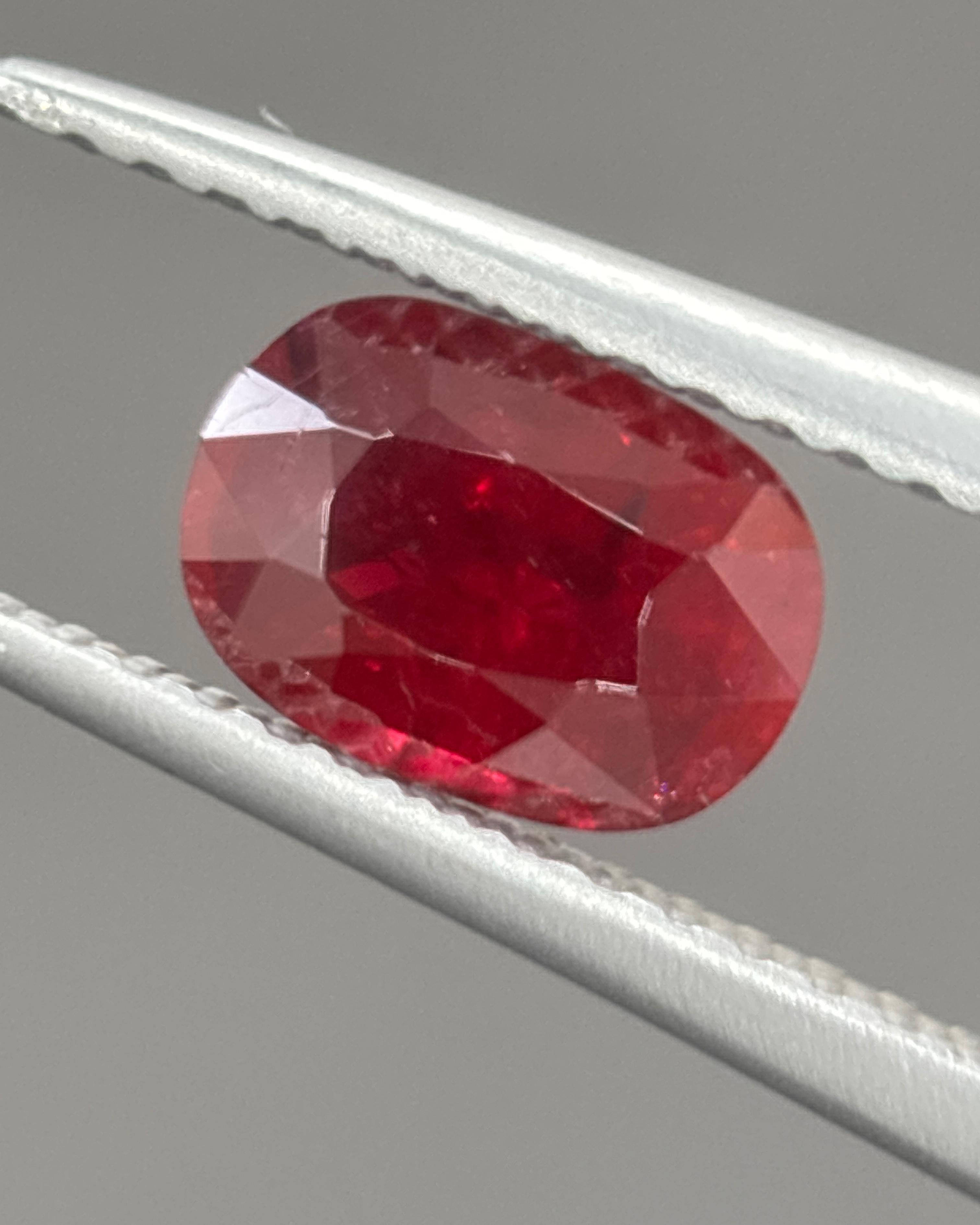 Questo bellissimo rubino rosso vivo Burma no-heat da 1.12 carati è una gemma rara e preziosa, che si distingue per il suo colore e la sua provenienza eccezionali. Proveniente direttamente dalle rinomate miniere della Birmania (Myanmar), questo