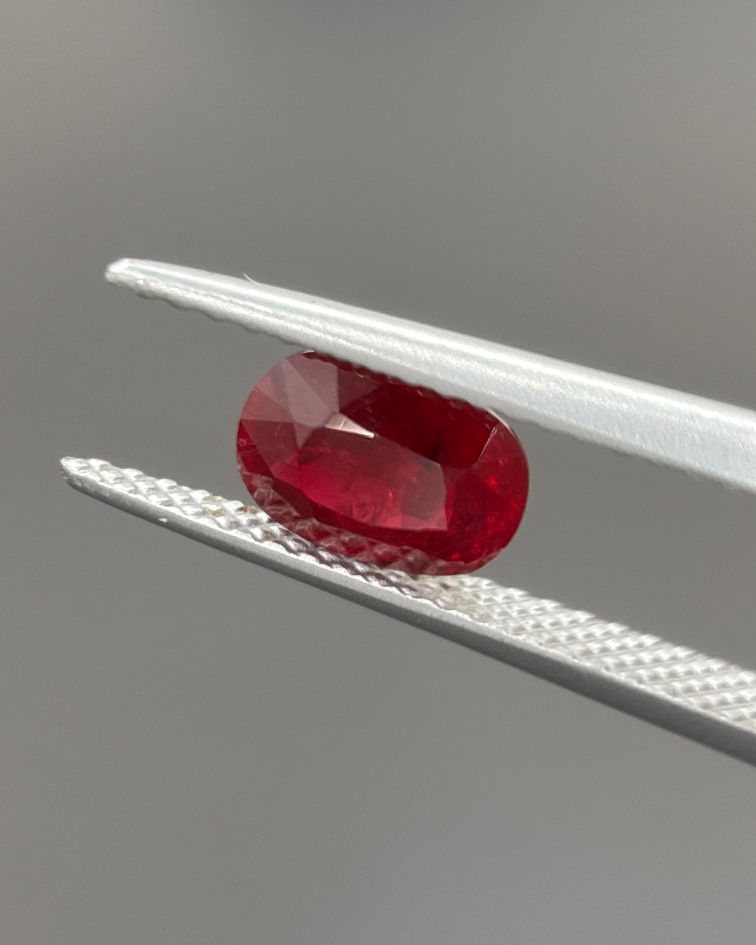GIA Certified 1.12 Carat Burma No Heat Natural Cushion Cut Ruby (Rubino di Burma senza calore) In condizioni Nuovo in vendita a Kowloon, HK