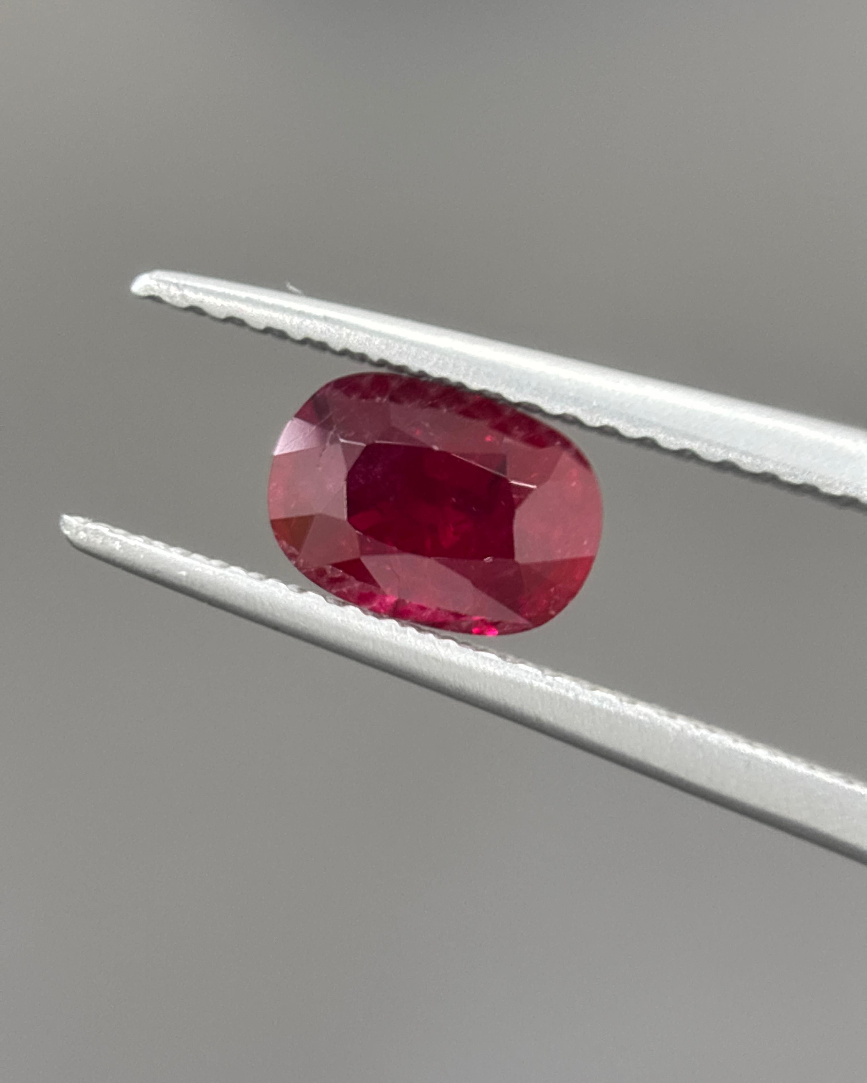 da uomo o donna GIA Certified 1.12 Carat Burma No Heat Natural Cushion Cut Ruby (Rubino di Burma senza calore) in vendita