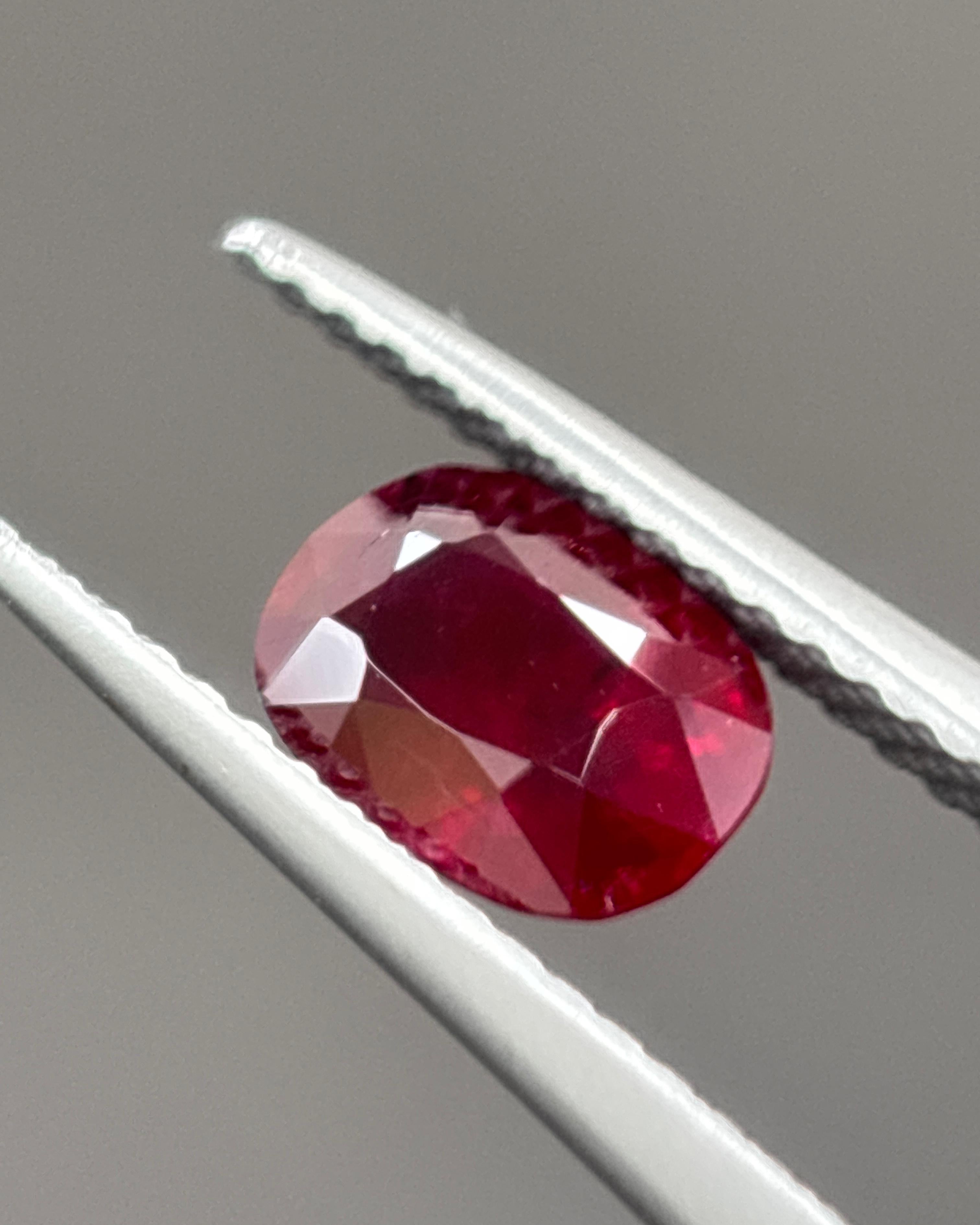 GIA Certified 1.12 Carat Burma No Heat Natural Cushion Cut Ruby (Rubino di Burma senza calore) in vendita 3