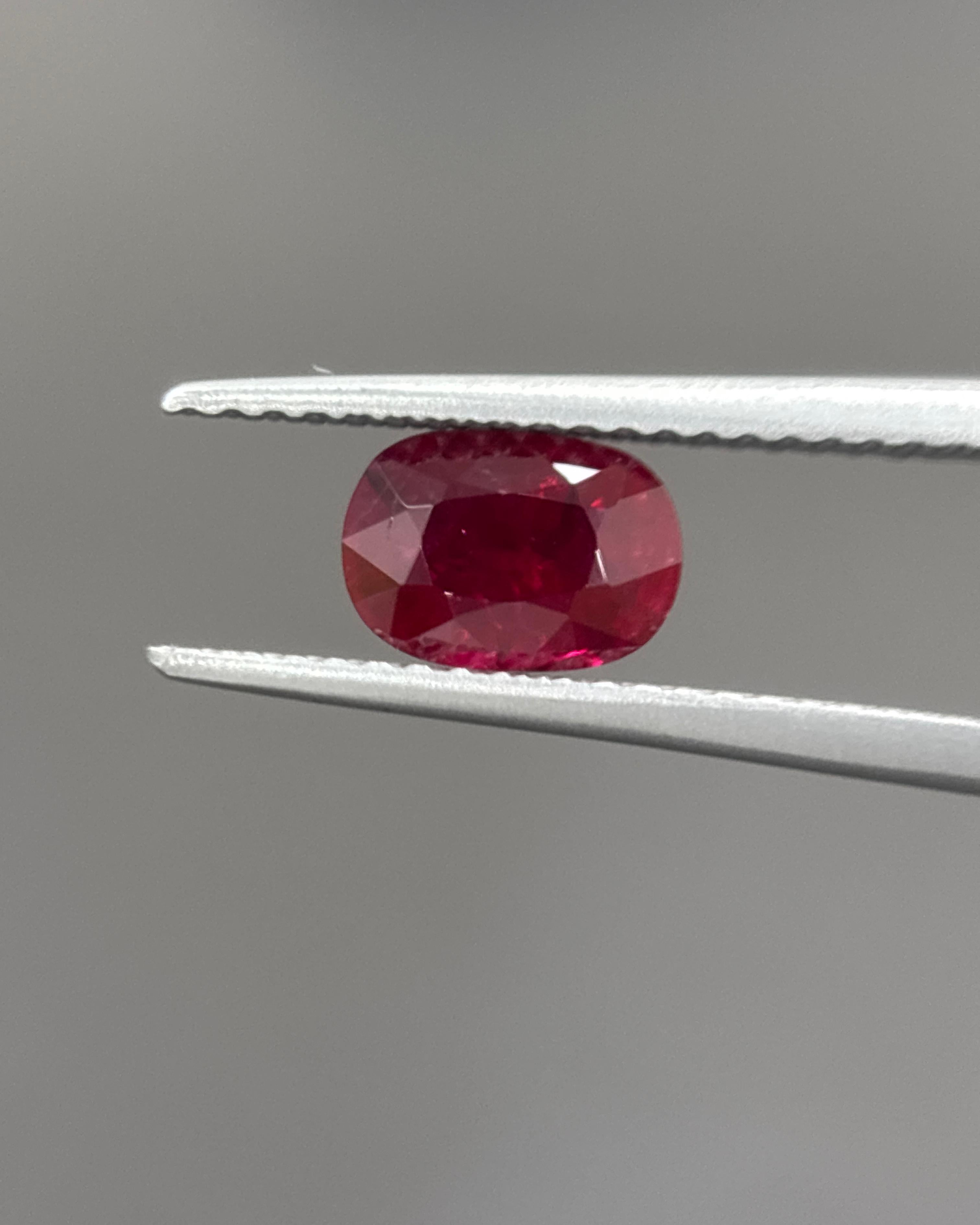 GIA Certified 1.12 Carat Burma No Heat Natural Cushion Cut Ruby (Rubino di Burma senza calore) in vendita 4