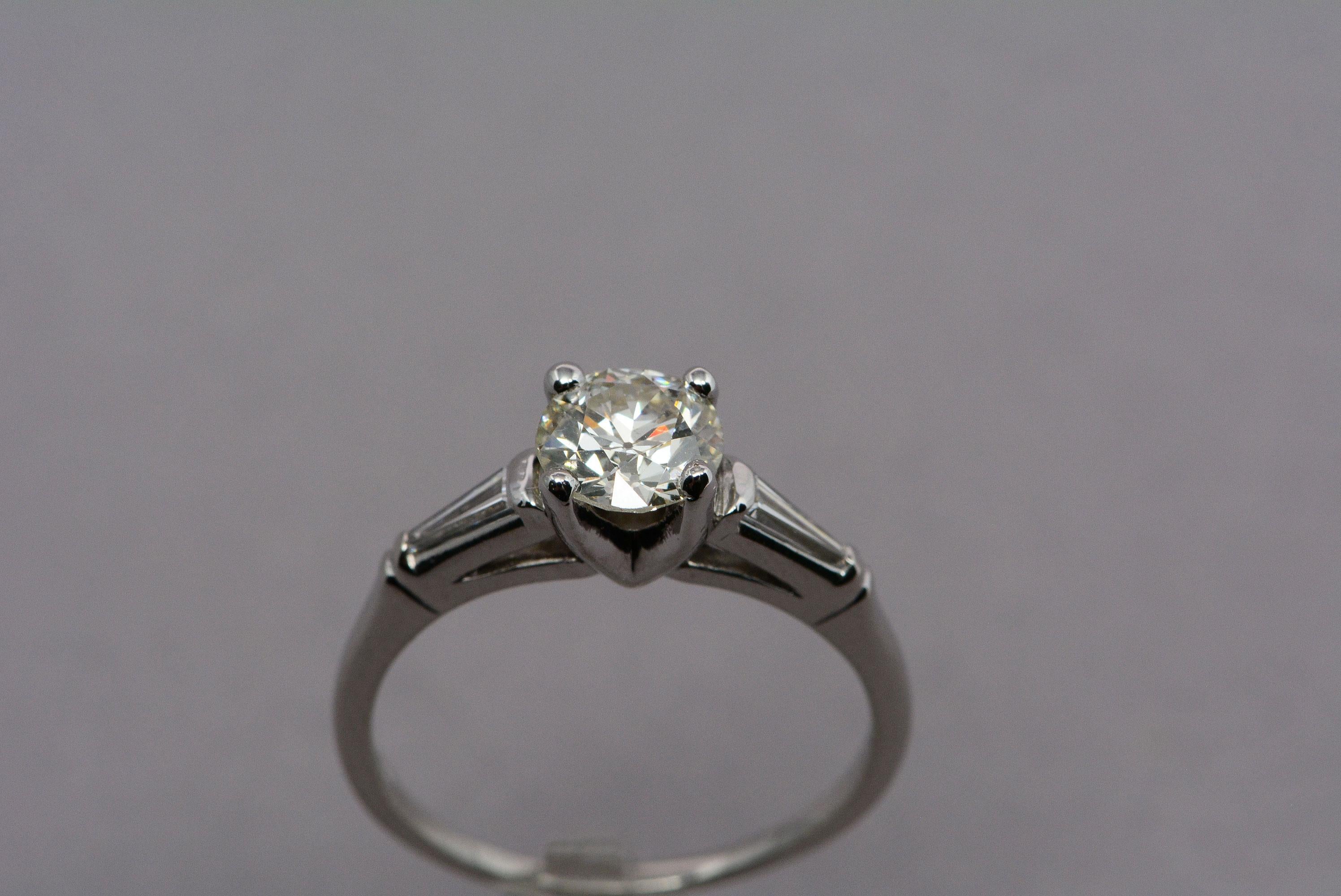 Contemporary GIA Certified 1.12 Carat Diamond Solitaire Platinum Ring For Sale