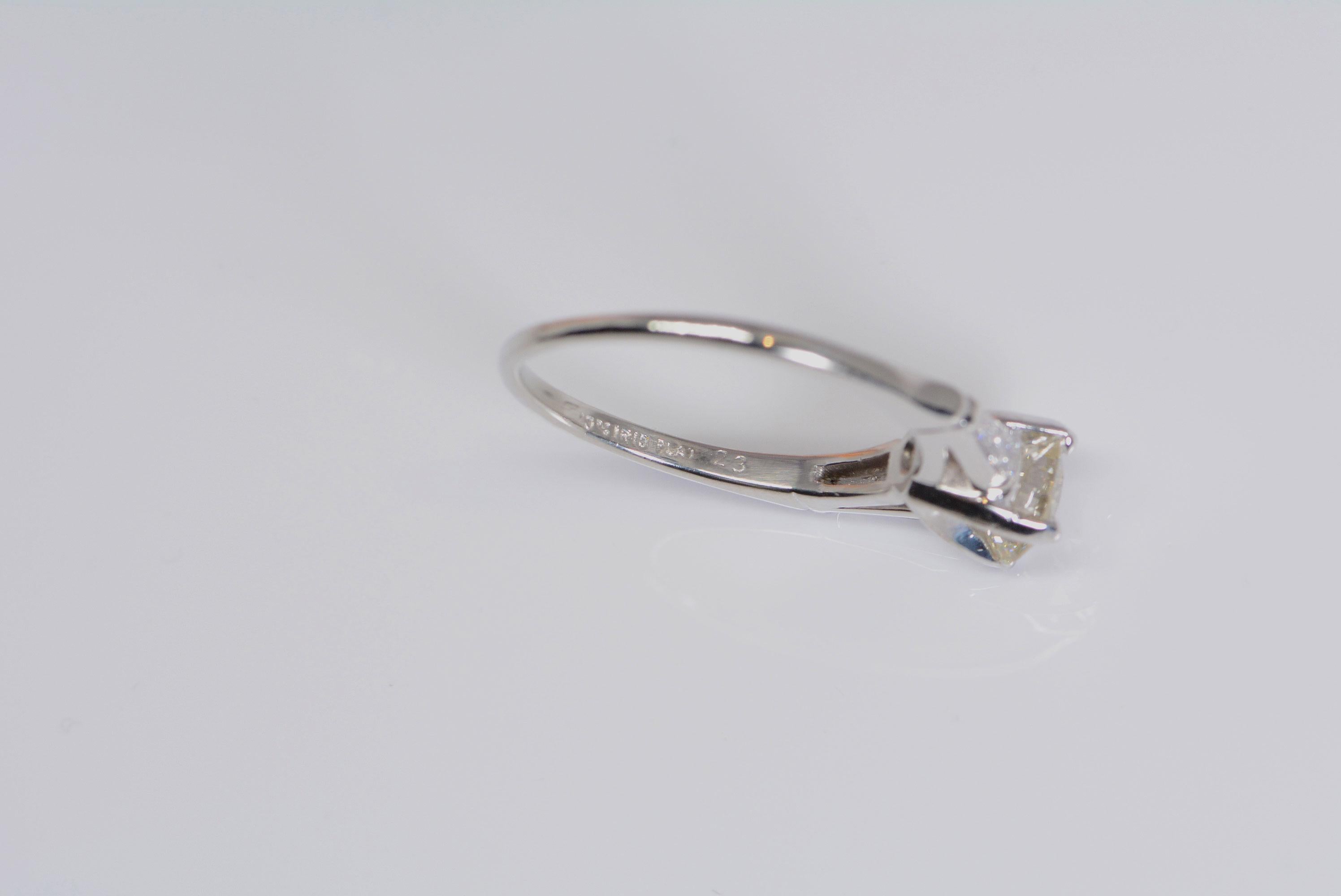 GIA Certified 1.12 Carat Diamond Solitaire Platinum Ring In Excellent Condition For Sale In Aurora, Ontario