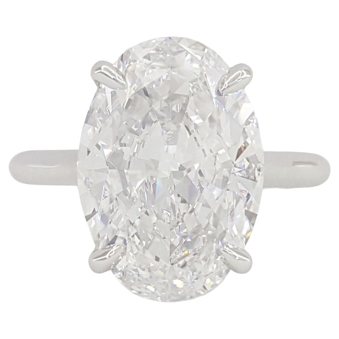 Questo anello solitario mozzafiato presenta uno splendido diamante ovale da 11.20 carati, certificato dal Gemological Institute of America (GIA). Incastonato in una sofisticata fascia di platino, questo anello emana un'eleganza e un lusso senza