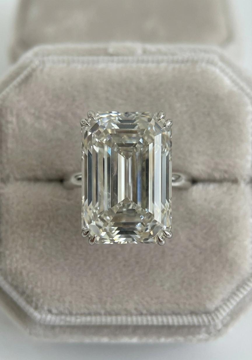 Contemporain Bague pavée en platine avec diamant taille émeraude de 11,26 carats certifié par le GIA en vente