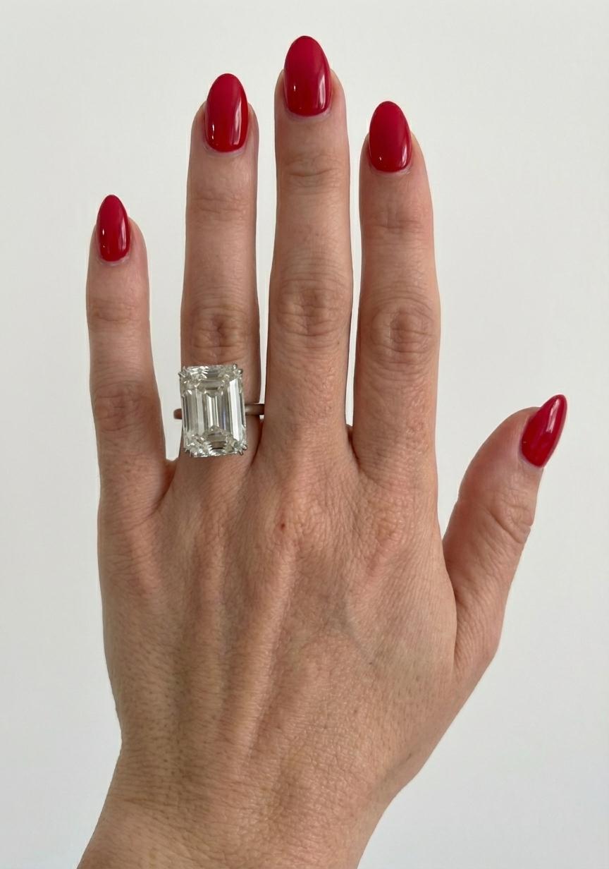 Bague pavée en platine avec diamant taille émeraude de 11,26 carats certifié par le GIA Pour femmes en vente