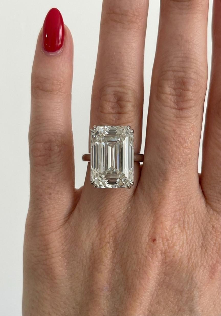 Bague pavée en platine avec diamant taille émeraude de 11,26 carats certifié par le GIA en vente 1