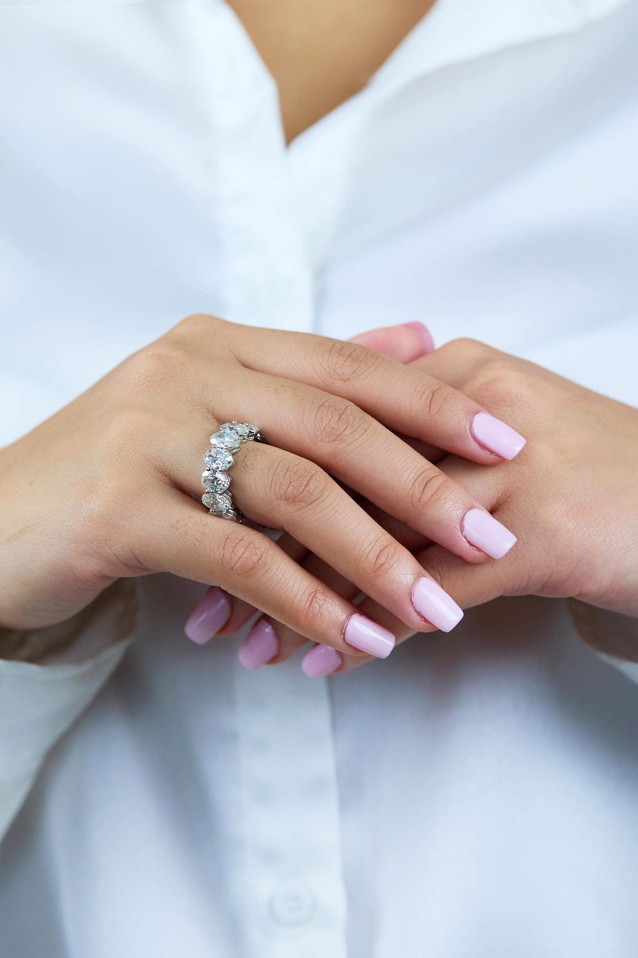 Anillo de boda de eternidad con diamante de talla oval certificada por GIA de 11.27 quilates totales en Nuevo estado para la venta en New York, NY