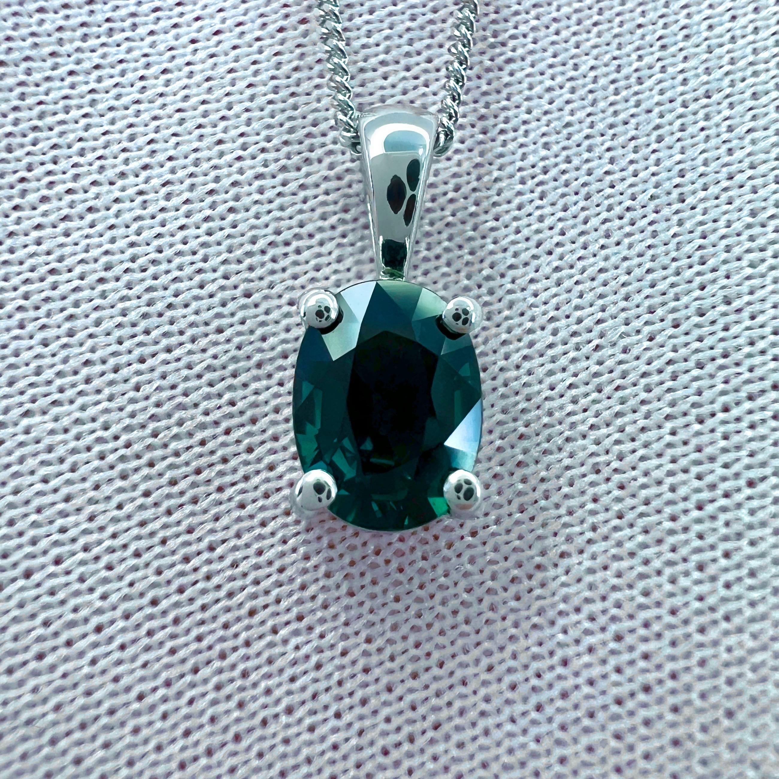 GIA Certified Untreated Deep Green Blue Sapphire 18k White Gold Solitaire Pendant Necklace.

Saphir de 1,12 carat d'une belle couleur bleu vert profond et d'une excellente clarté. Pierre très propre. VVS.

Totalement non traité et non chauffé, ce