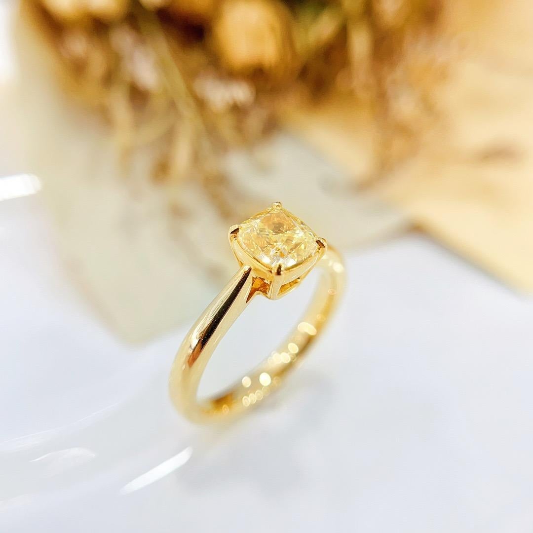 Modern GIA Certified 1.13 CT VVS1 Fancy Light Yellow Diamond 18K Yellow Gold Ring For Sale