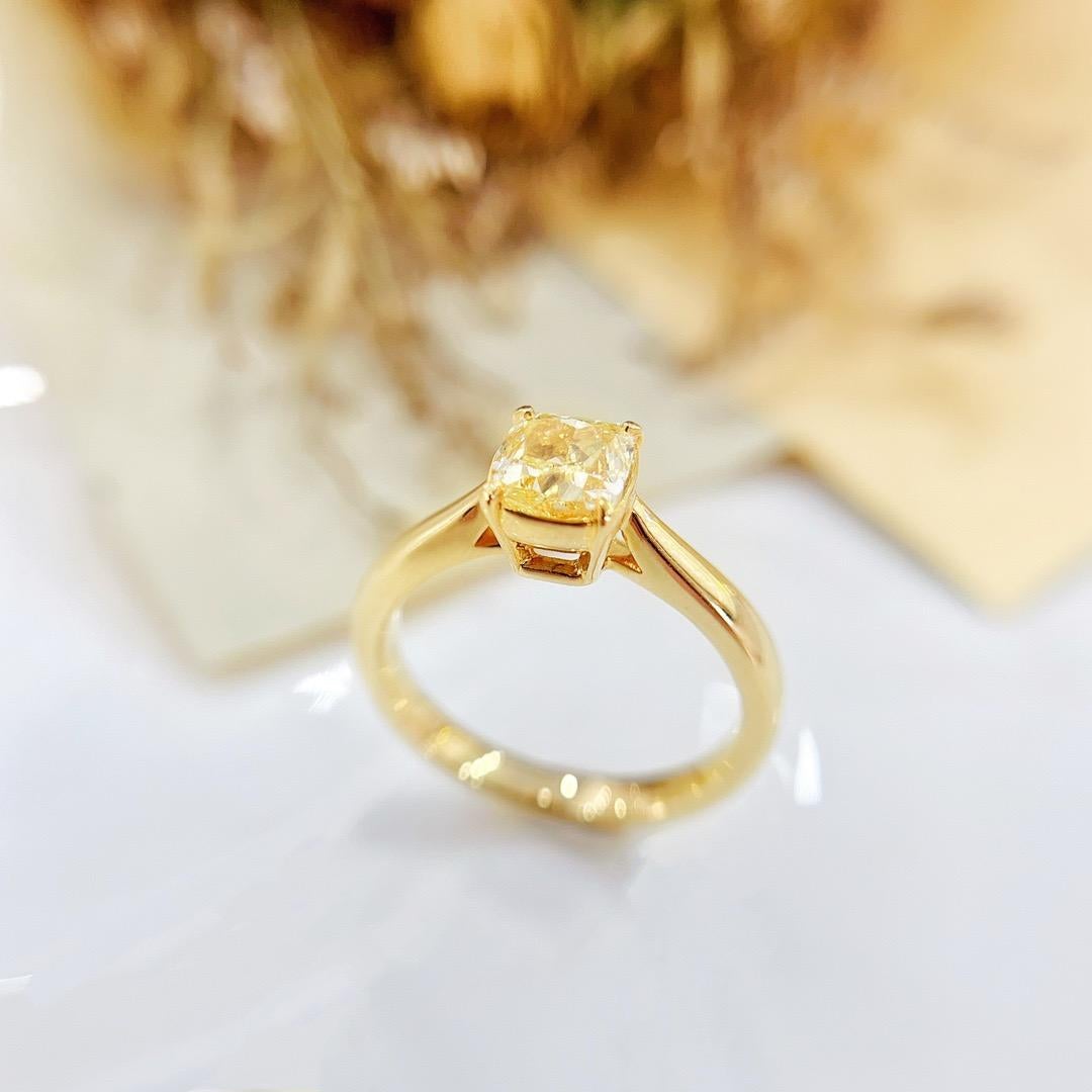 GIA Certified 1.13 CT VVS1 Fancy Light Yellow Diamond 18K Yellow Gold Ring In New Condition For Sale In Kowloon, HK