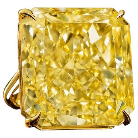 Anello con diamante Fancy Yellow VVS1 certificato GIA da 12,07 carati in oro giallo 18 carati

Questo spettacolare anello è incentrato su uno straordinario Fancy da 12,07 carati, certificato GIA.  Diamante giallo, classificato con purezza VVS1 e con