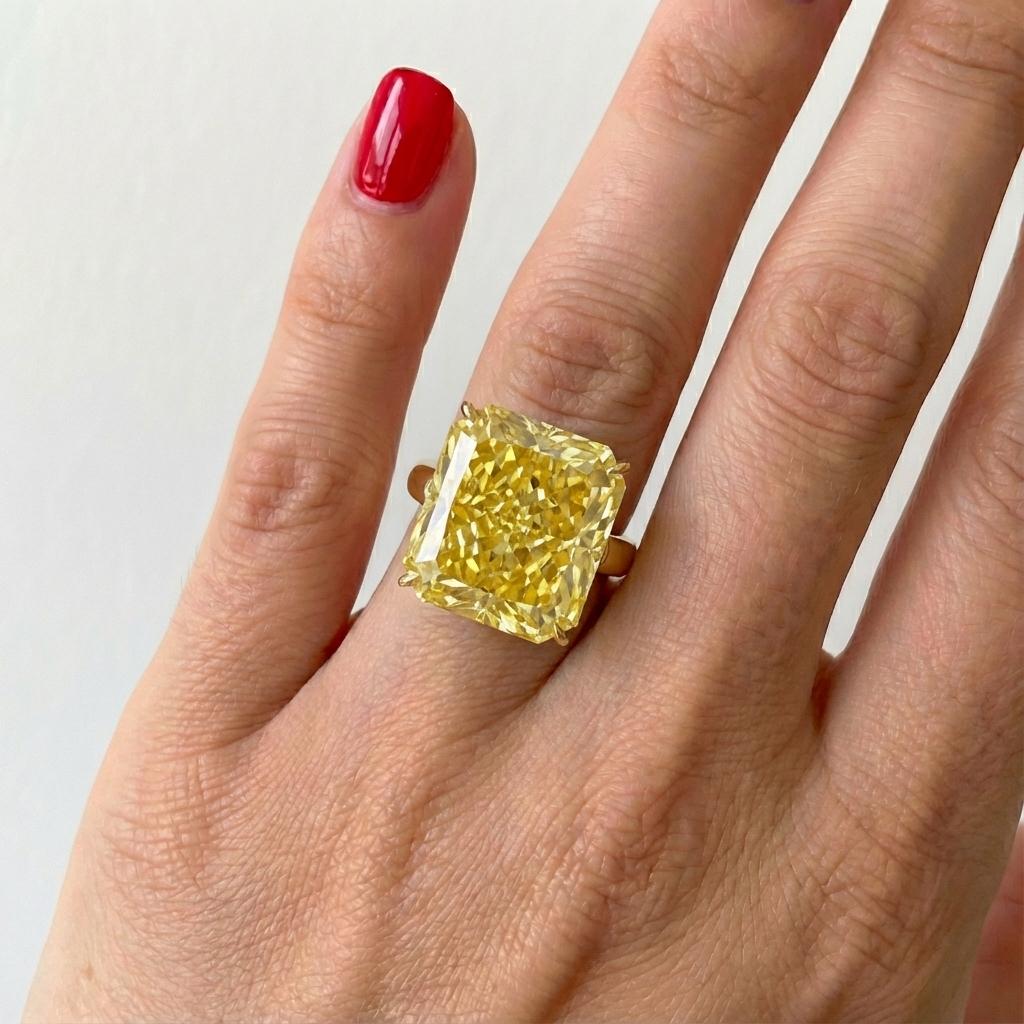 Anello con diamante giallo intenso VS2 certificato GIA da 11,30 carati in 18 carati In condizioni Nuovo in vendita a Chicago, IL