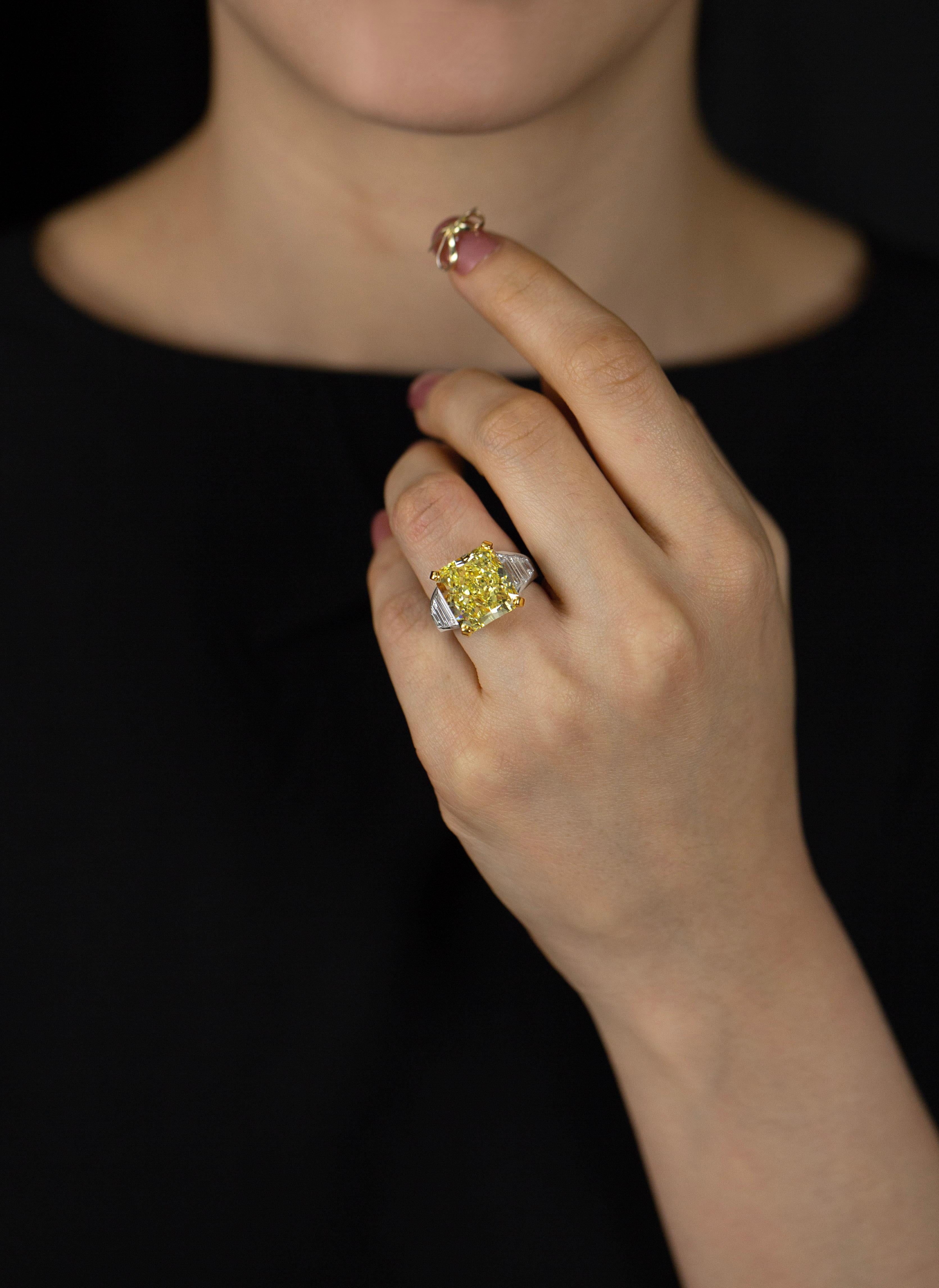 GIA-zertifizierter intensiv gelber Strahlenschliff mit 11.30 Karat  Diamant-Verlobungsring im Zustand „Neu“ im Angebot in New York, NY