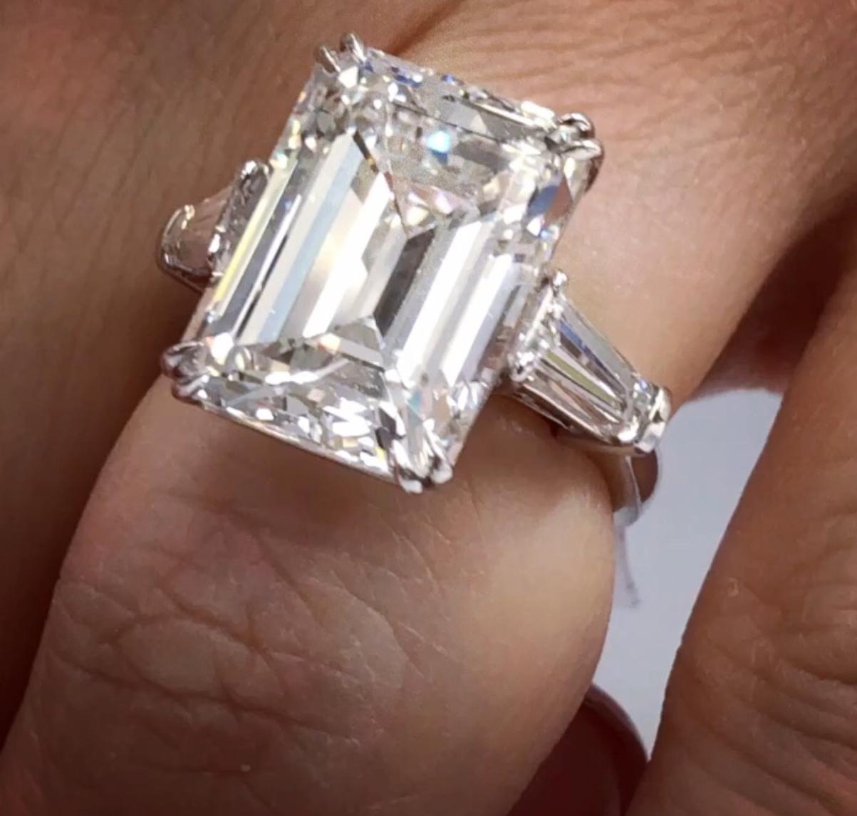 Moderne Bague avec diamant taille émeraude certifiée GIA 11,34 carats H-VS1 en vente