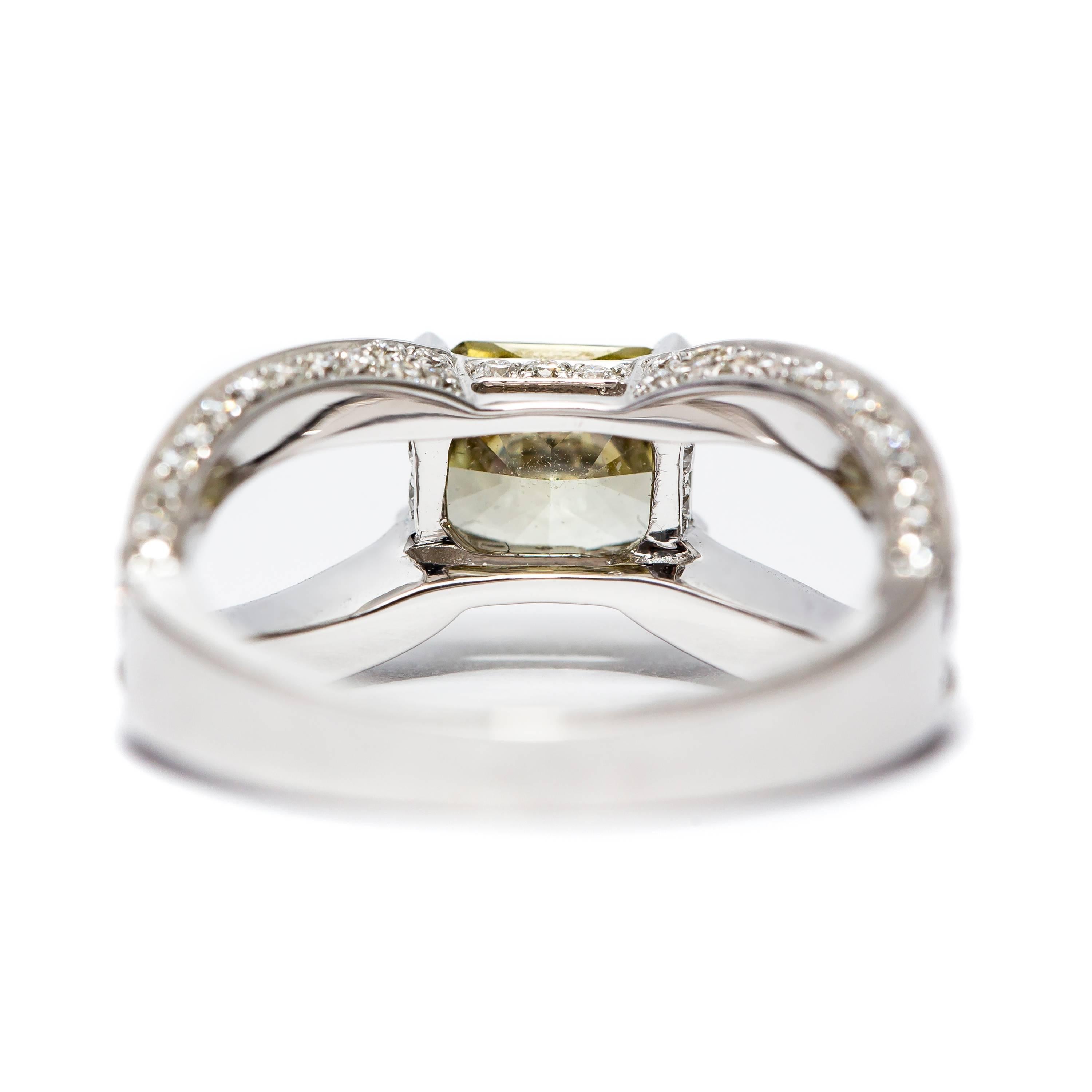 Moderne Bague de fiançailles en or 18 KT avec diamants bruns et jaunes verts de 1,14 carat certifiés GIA en vente