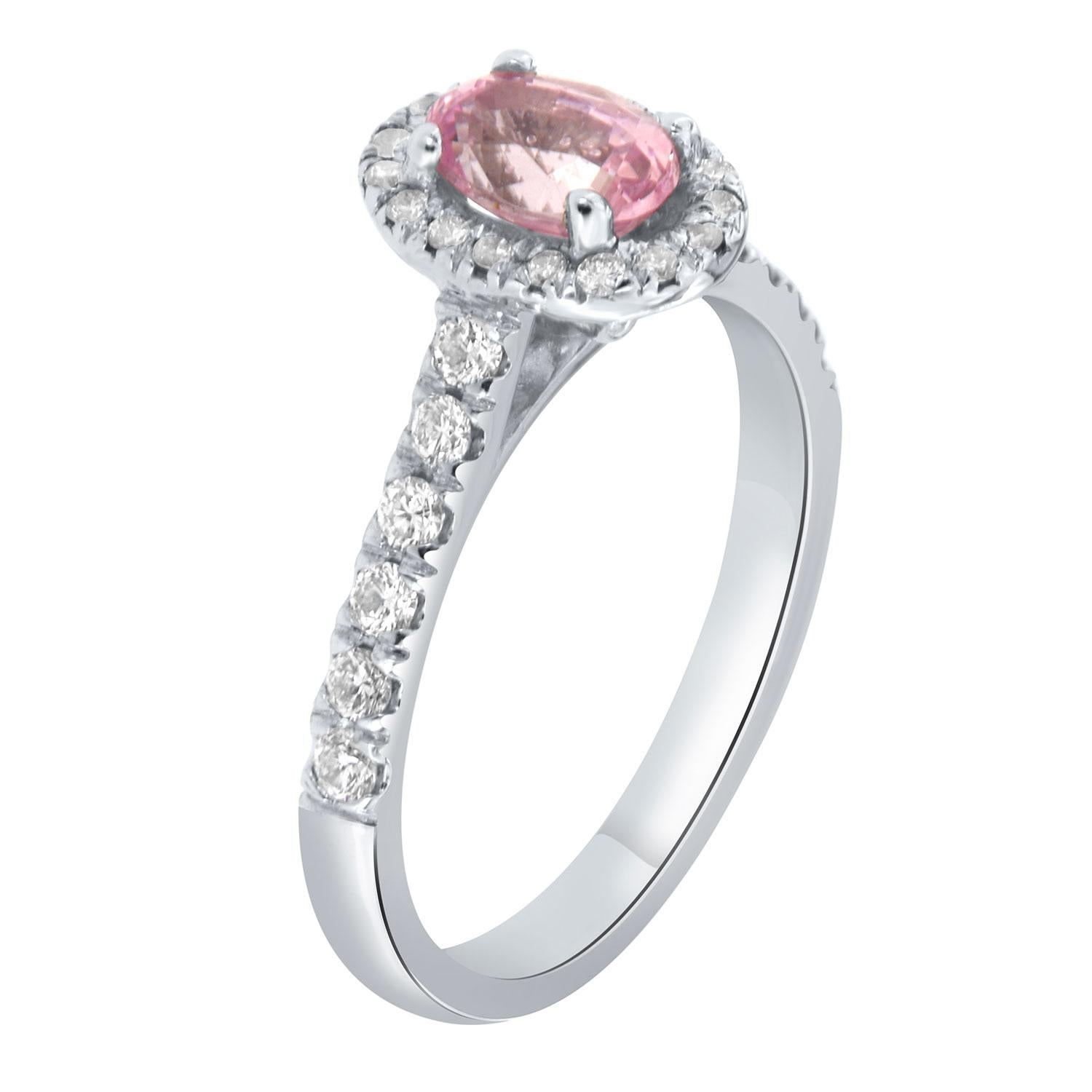 Dieser Platinring zeigt einen nicht erhitzten, runden 1,14 Karat Natursaphir in leuchtendem Rosa mit einem ausgezeichneten Glanz, umgeben von einem Halo aus runden Brillanten auf einem 2,5 mm breiten Diamantband. 
Das Gewicht des Diamanten beträgt
