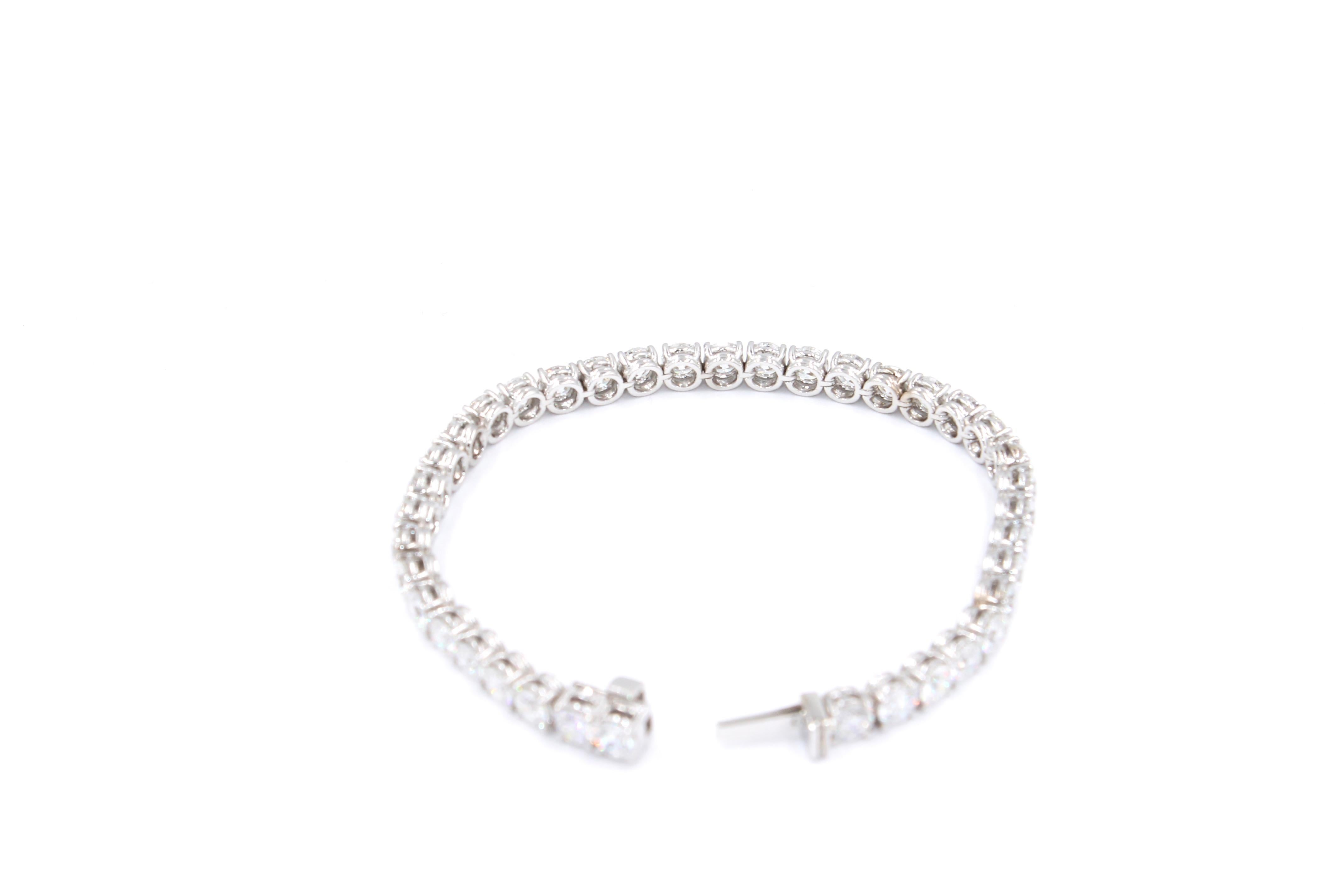 GIA Certified 11.44 Carats Diamond Tennis Bracelet In New Condition For Sale In Uccle, BE