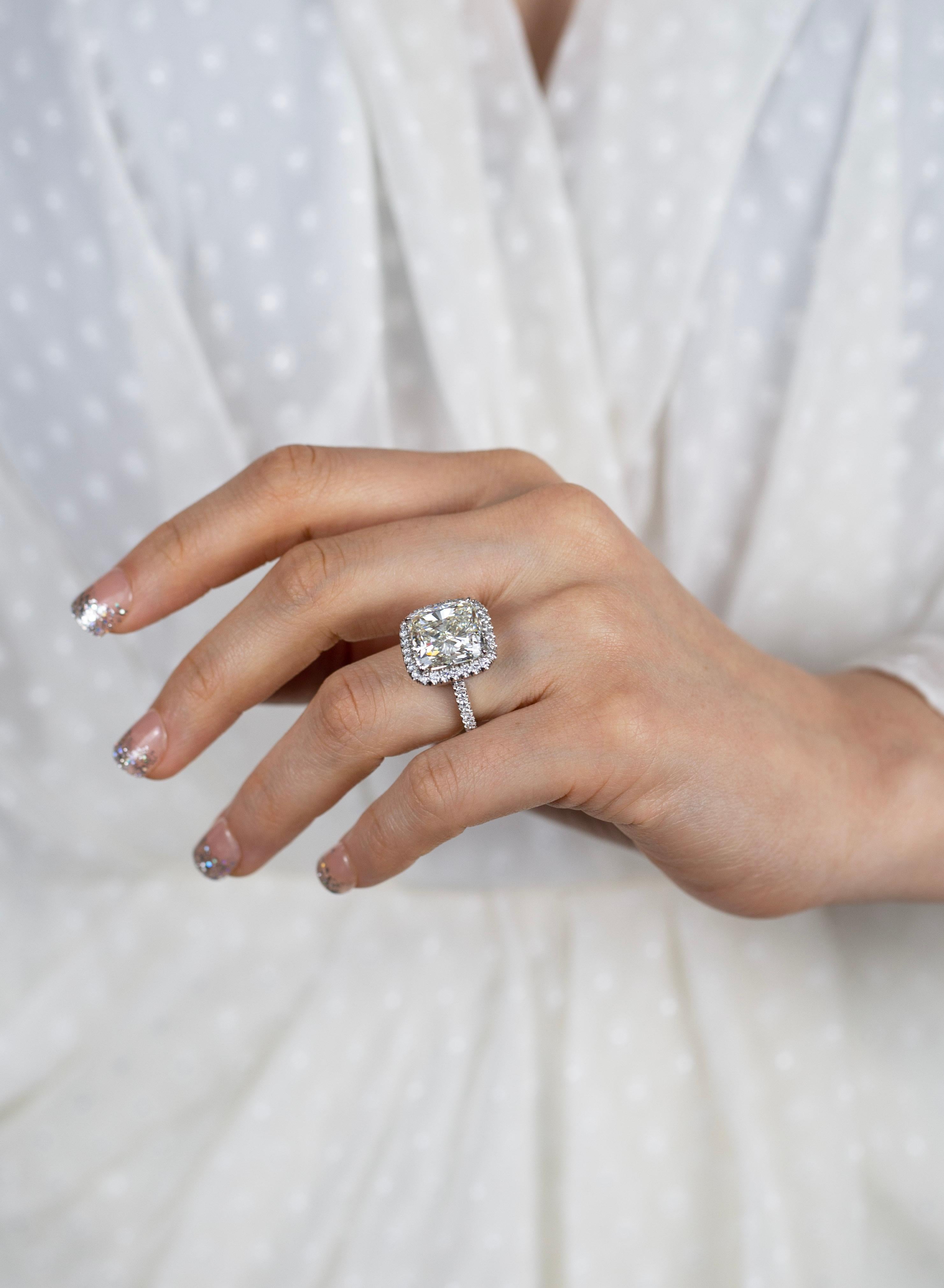 Verlobungsring aus Platin mit GIA-zertifiziertem 11.46 Karat Diamant-Halo im Kissenschliff Damen im Angebot