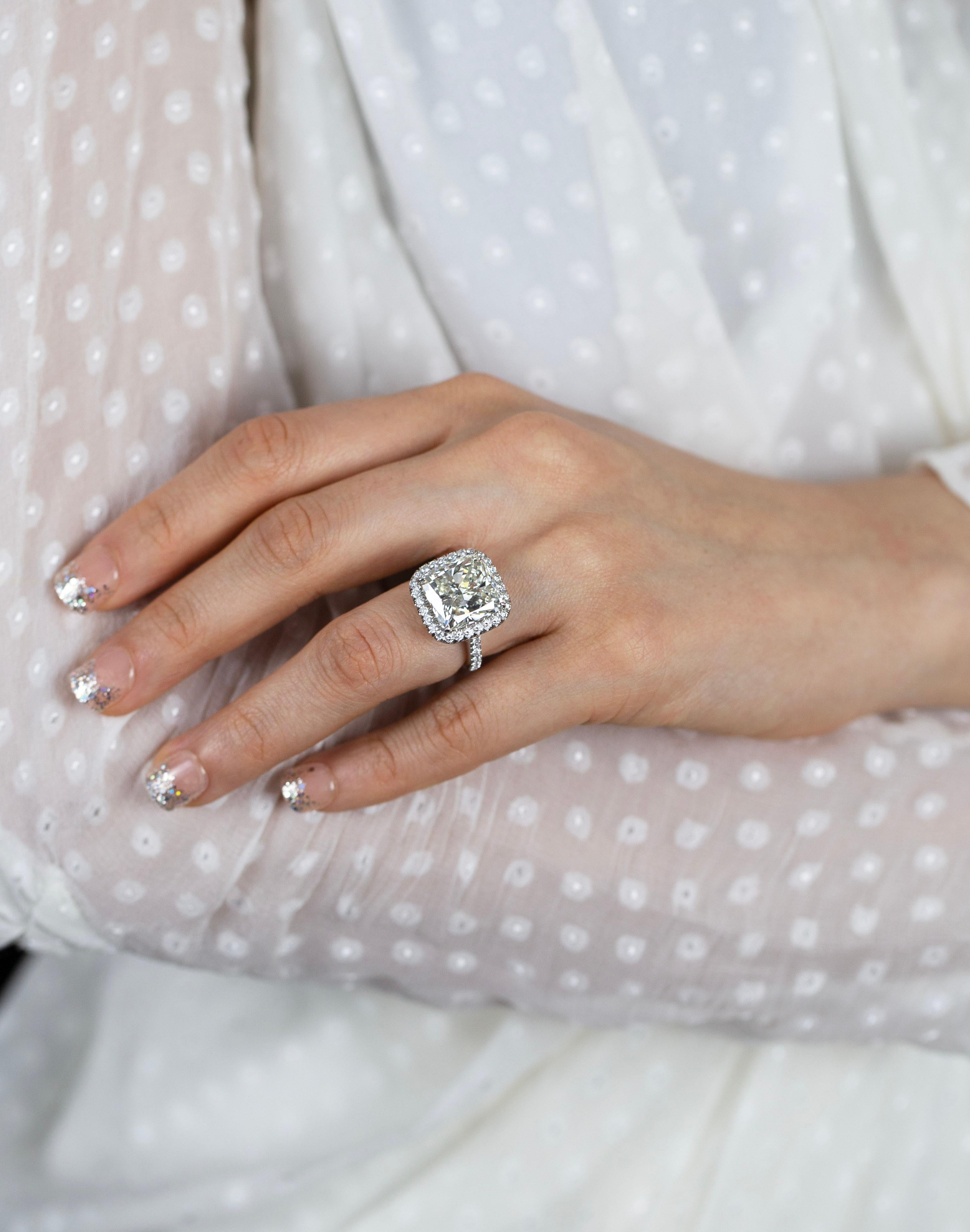 Verlobungsring aus Platin mit GIA-zertifiziertem 11.46 Karat Diamant-Halo im Kissenschliff im Angebot 1