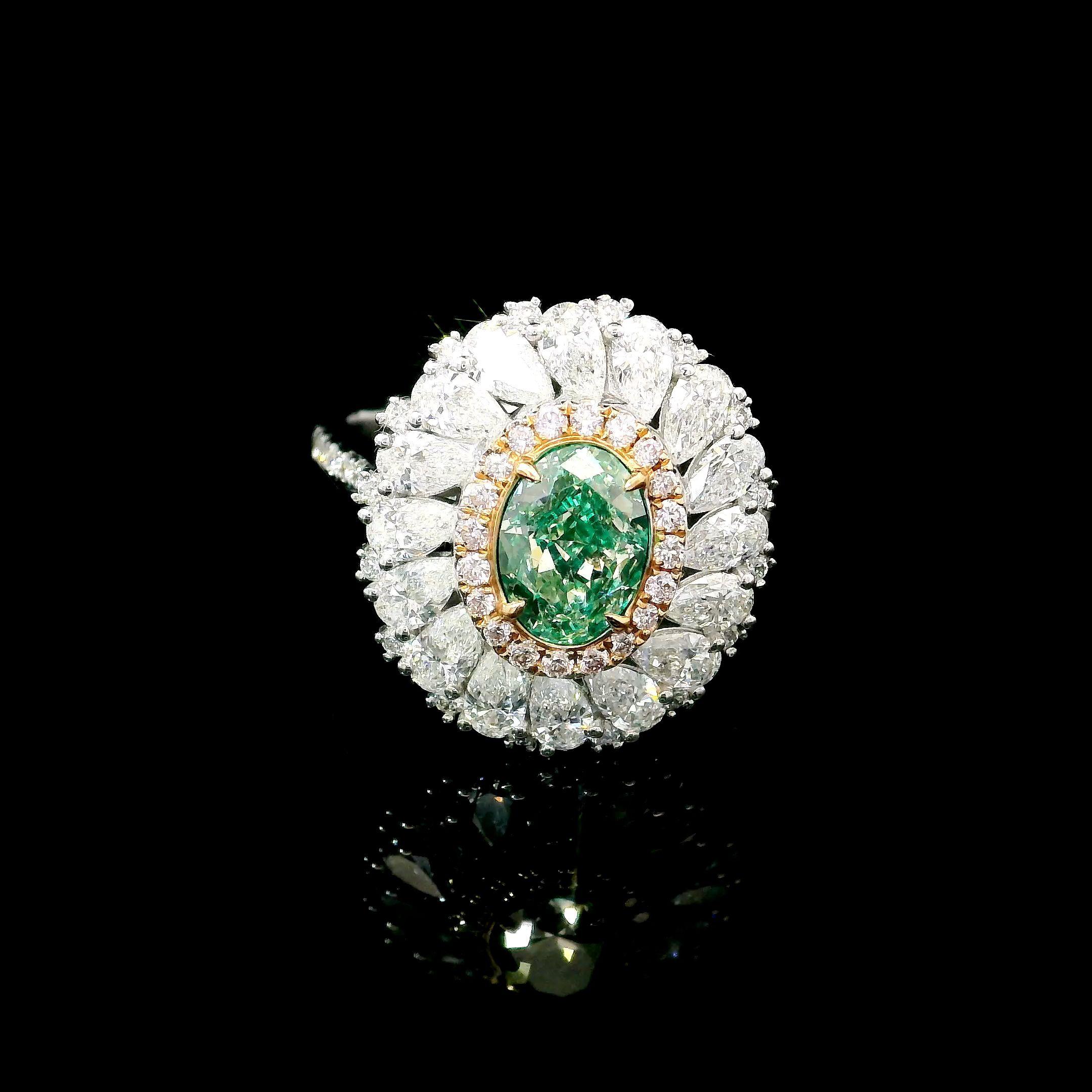 Bague en or blanc 18kt avec diamants
  
  Couleur de l'or et carat : Or blanc 18kt
  Poids : 5.58 grammes
  
  Ensemble avec...
  Type de pierre : Diamants
  Forme : Ovale
  Carat : 1,15 ct
  Couleur : Fantaisie Vert clair Jaune
  Clarté : VS1
  
 