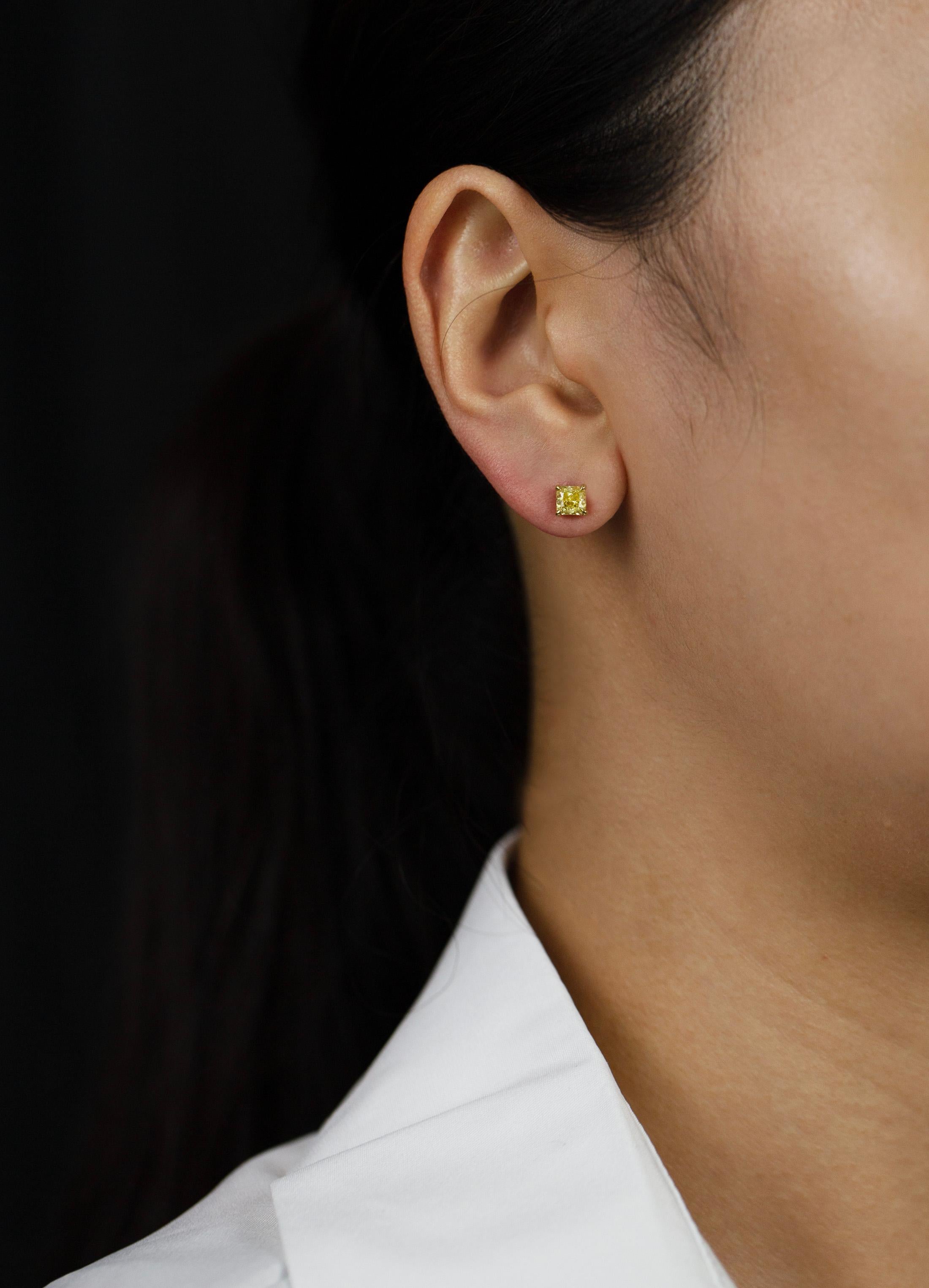 Contemporain Clous d'oreilles en diamants jaunes fantaisie taille radiant de 1.15 carat au total, certifiés par le GIA en vente
