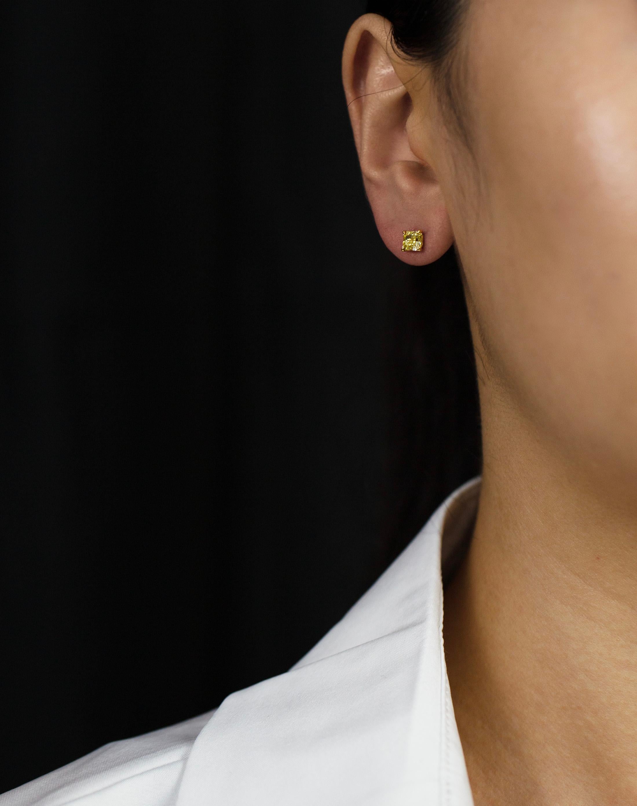 Taille radiant Clous d'oreilles en diamants jaunes fantaisie taille radiant de 1.15 carat au total, certifiés par le GIA en vente