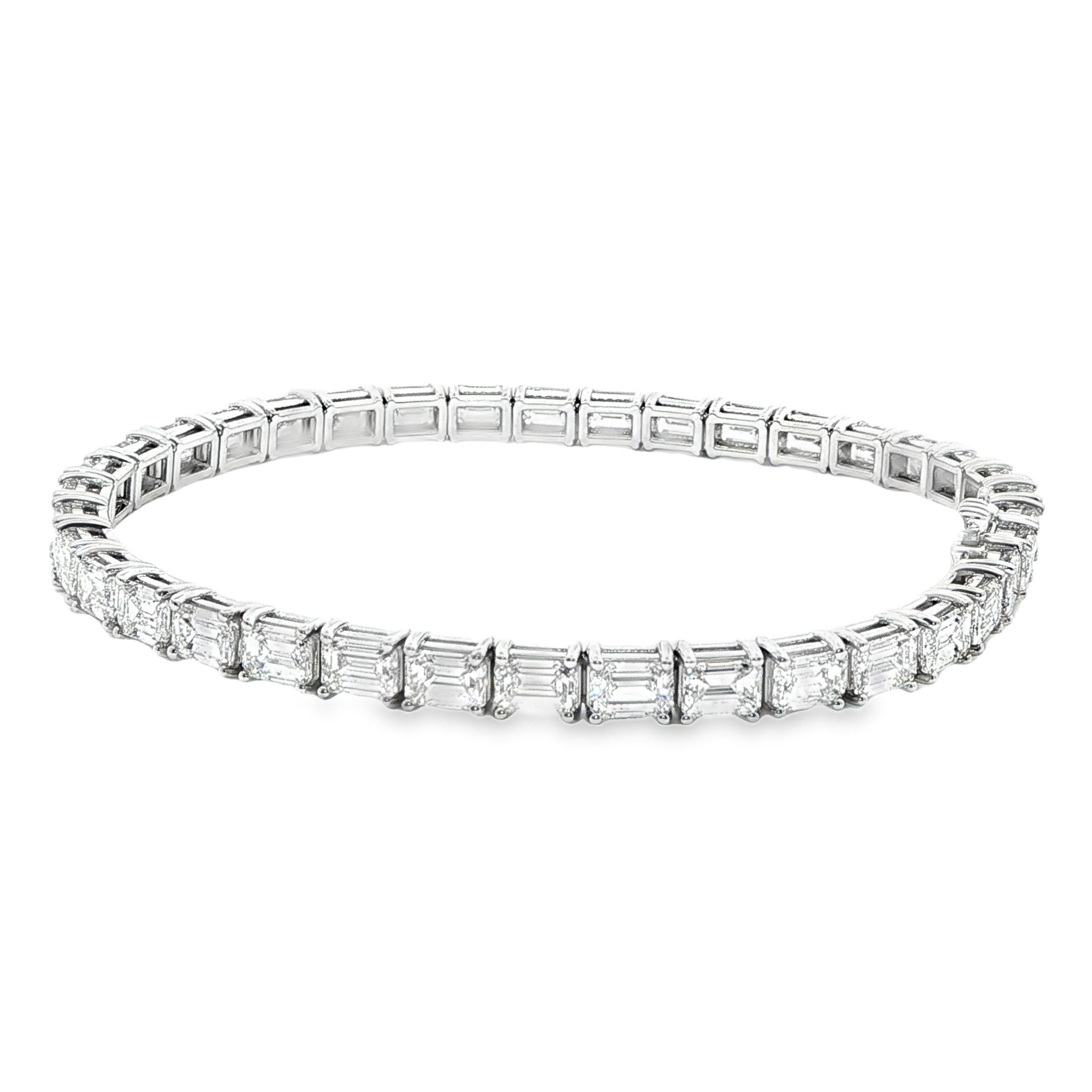 Esta pulsera de tenis de oro blanco de 14 quilates, elaborada con treinta y siete diamantes talla esmeralda con certificado GIA de color D-E-F y claridad VVS, pesa 11,50 quilates en total.  Esta pieza es una mezcla perfecta de diseño clásico y