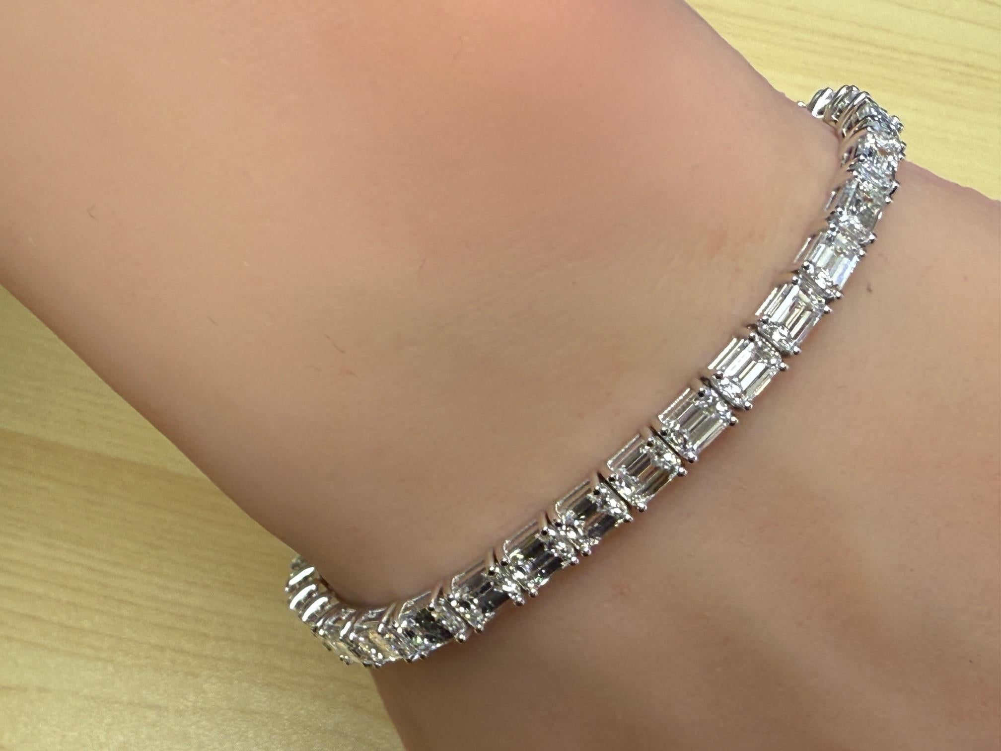 Pulsera de tenis con diamantes talla esmeralda certificados por el GIA de 11,50 TQW en oro blanco de 14 quilates en venta 4