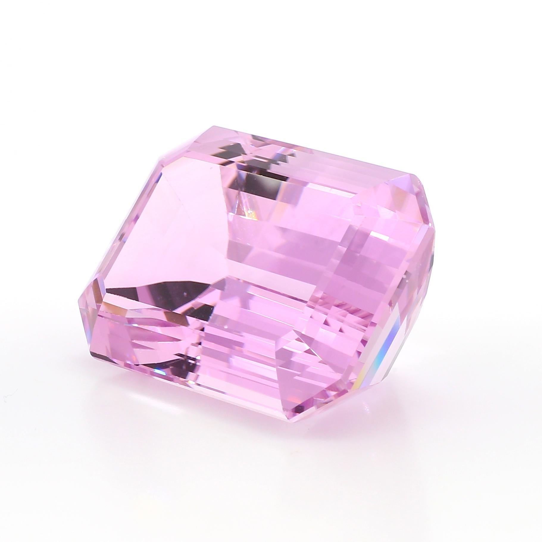 Contemporaneo GIA Certificato 115,10 Carati Taglio Smeraldo Kunzite Rosa Sciolto in vendita