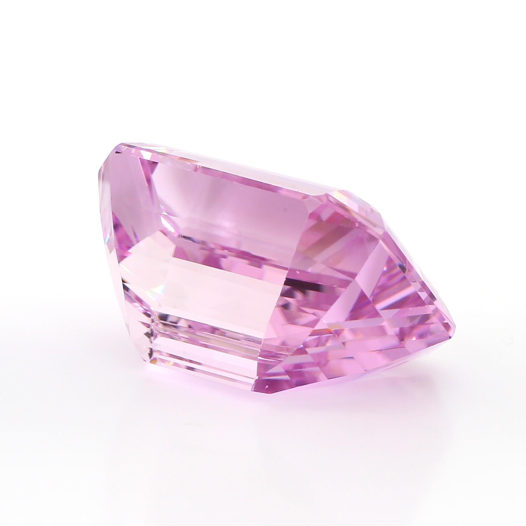 GIA Certificato 115,10 Carati Taglio Smeraldo Kunzite Rosa Sciolto in vendita 1