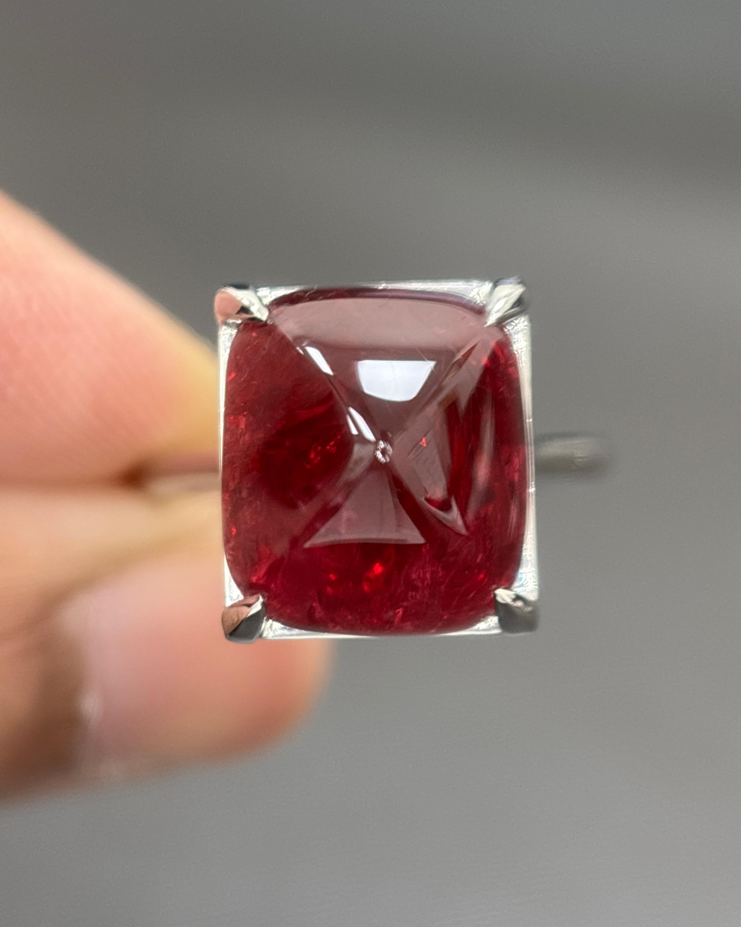 Dieser atemberaubende Ring mit einem roten Spinell von 11,56 Karat, einem seltenen Edelstein aus den verehrten Minen von Burma (Myanmar), ist ein exquisites Zeugnis der Kunstfertigkeit der Natur. Dieser vom Gemological Institute of America (GIA)