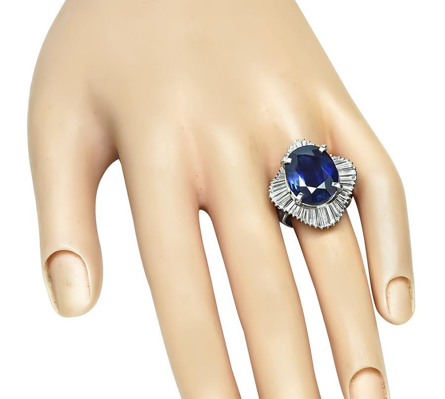 Dies ist ein atemberaubender Platinring. Der Ring ist mit schönen GIA zertifiziert oval geschliffenen Saphir, der 11,57ct wiegt zentriert. Der Saphir wird durch funkelnde Diamanten im Baguetteschliff mit einem Gewicht von ca. 1.90 ct akzentuiert.