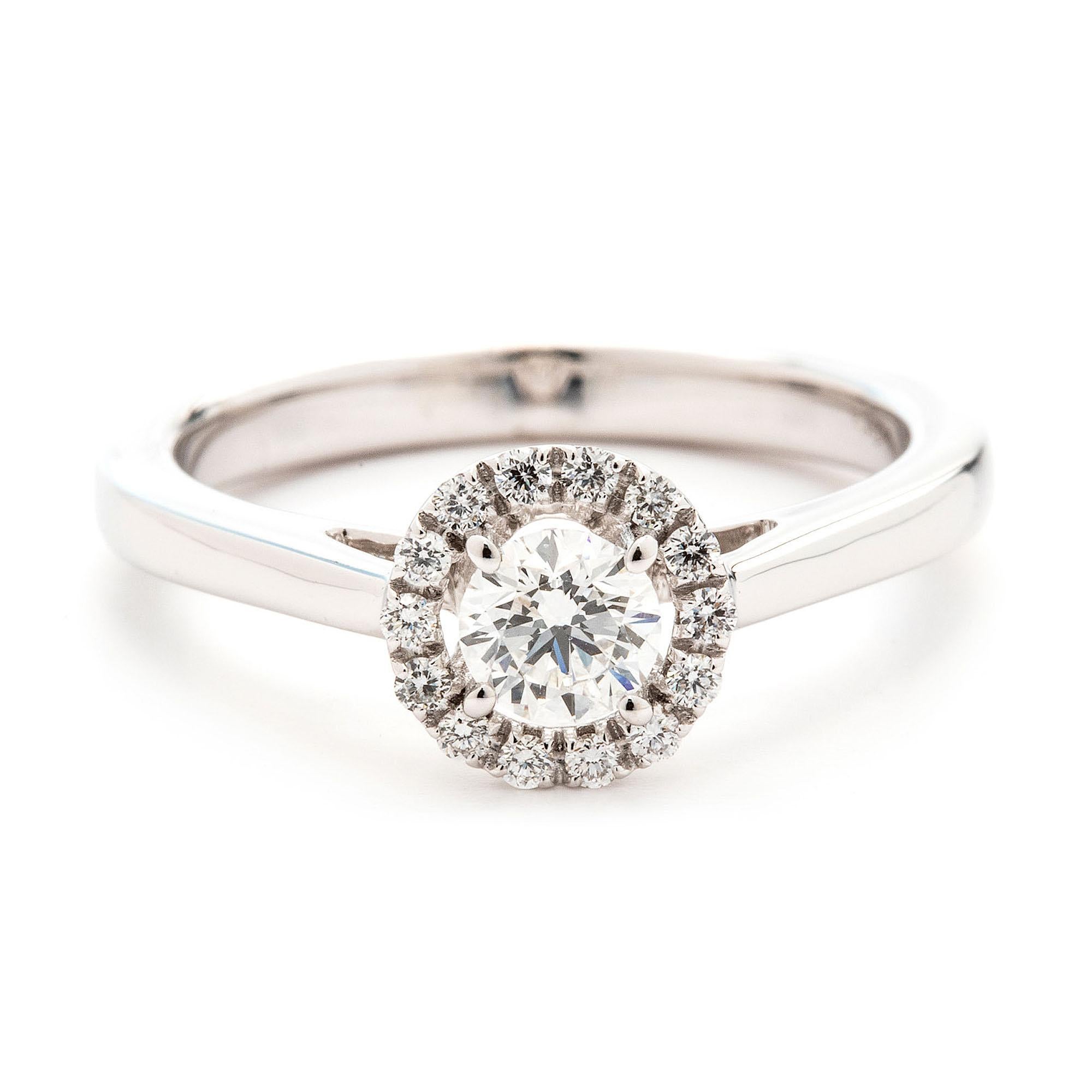Bague halo de diamants ronds de 1,16 carat de couleur E-F et de pureté VS certifiée par le GIA