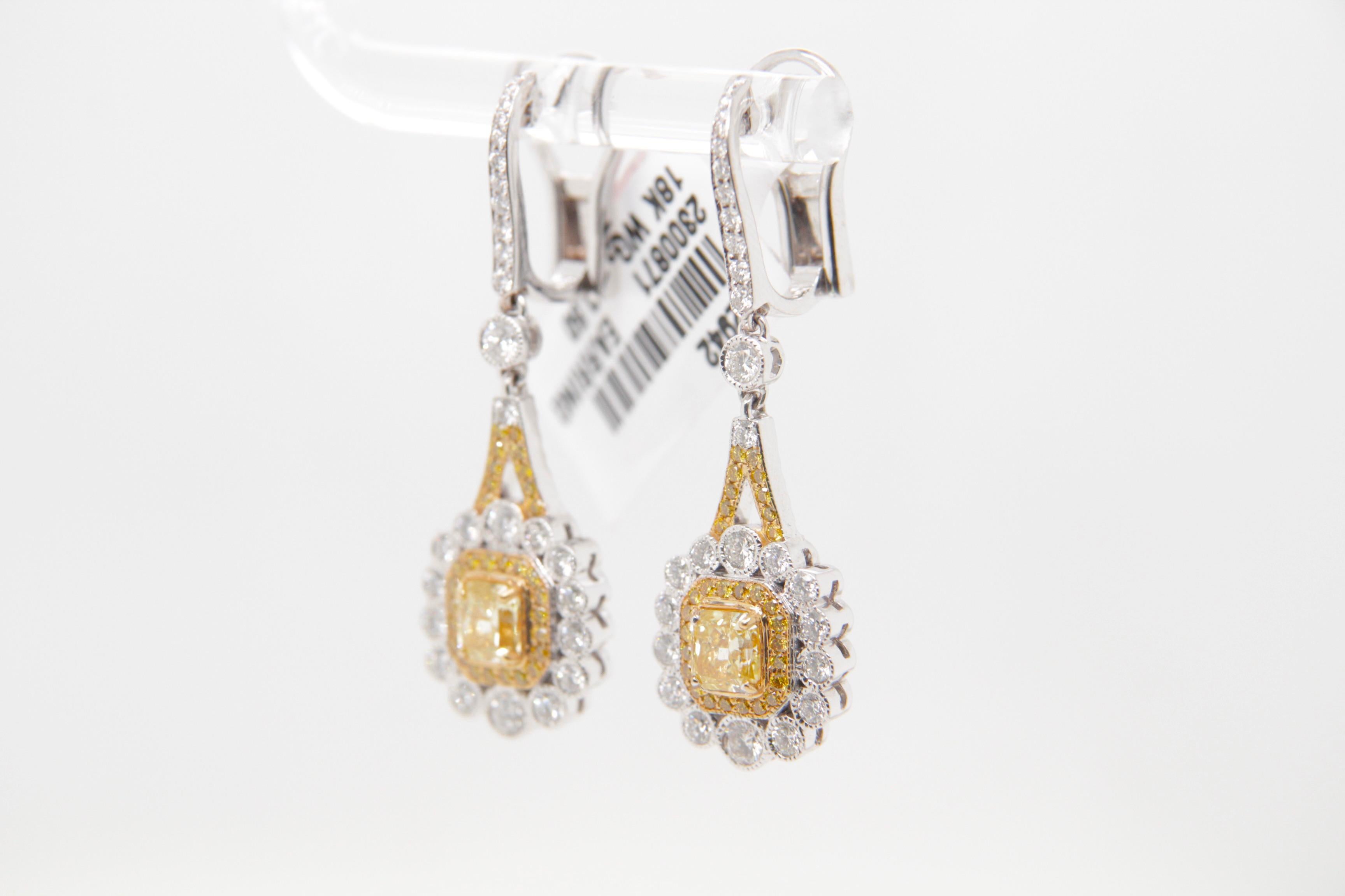 Diese bezaubernden Diamantohrringe von Rewa Jewelry sind eine harmonische Mischung aus Raffinesse und Verführung und stehen für das Engagement der Marke für exquisite Handwerkskunst und zeitloses Design.

Das Herzstück dieser Ohrringe sind zwei
