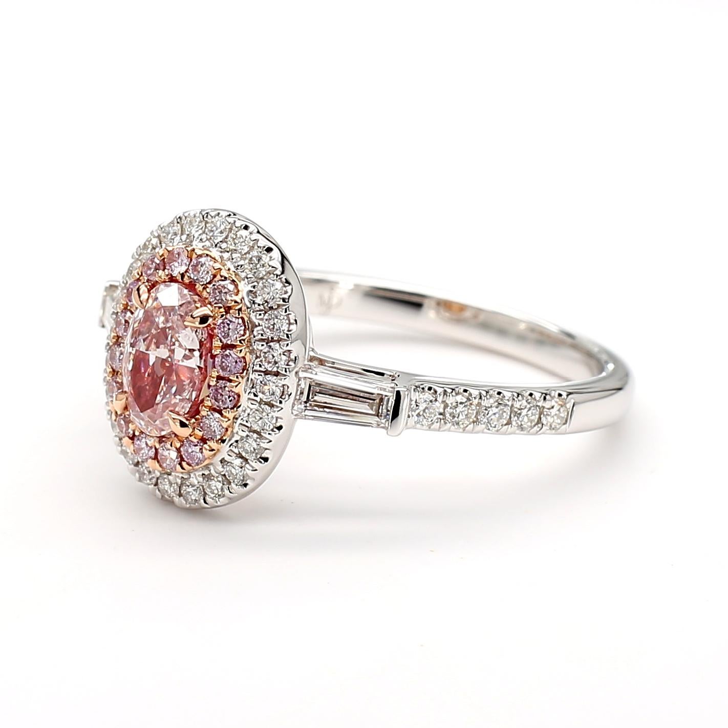 Cette bague à diamant rose de taille ovale avec double halo témoigne d'un travail artisanal de qualité et d'un design intemporel. Parfaite pour ceux qui apprécient la beauté des diamants naturels, cette bague offre un équilibre entre luxe et