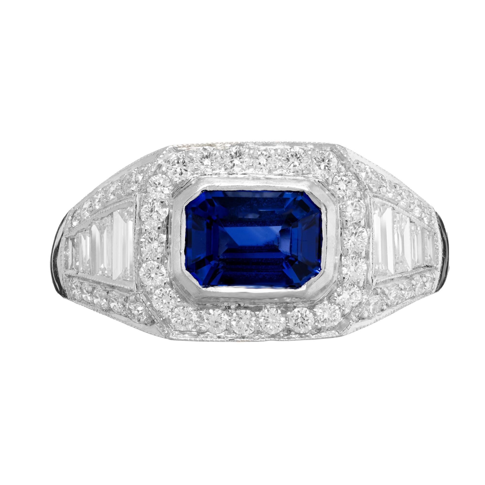 Anillo de compromiso Art Decó de platino con zafiro y diamantes talla esmeralda de los años 20, hecho a mano. Engastado con un zafiro central talla esmeralda engastado en bisel de 1,16 ct. Acentuado con un halo de diamantes de talla redonda. Ambos