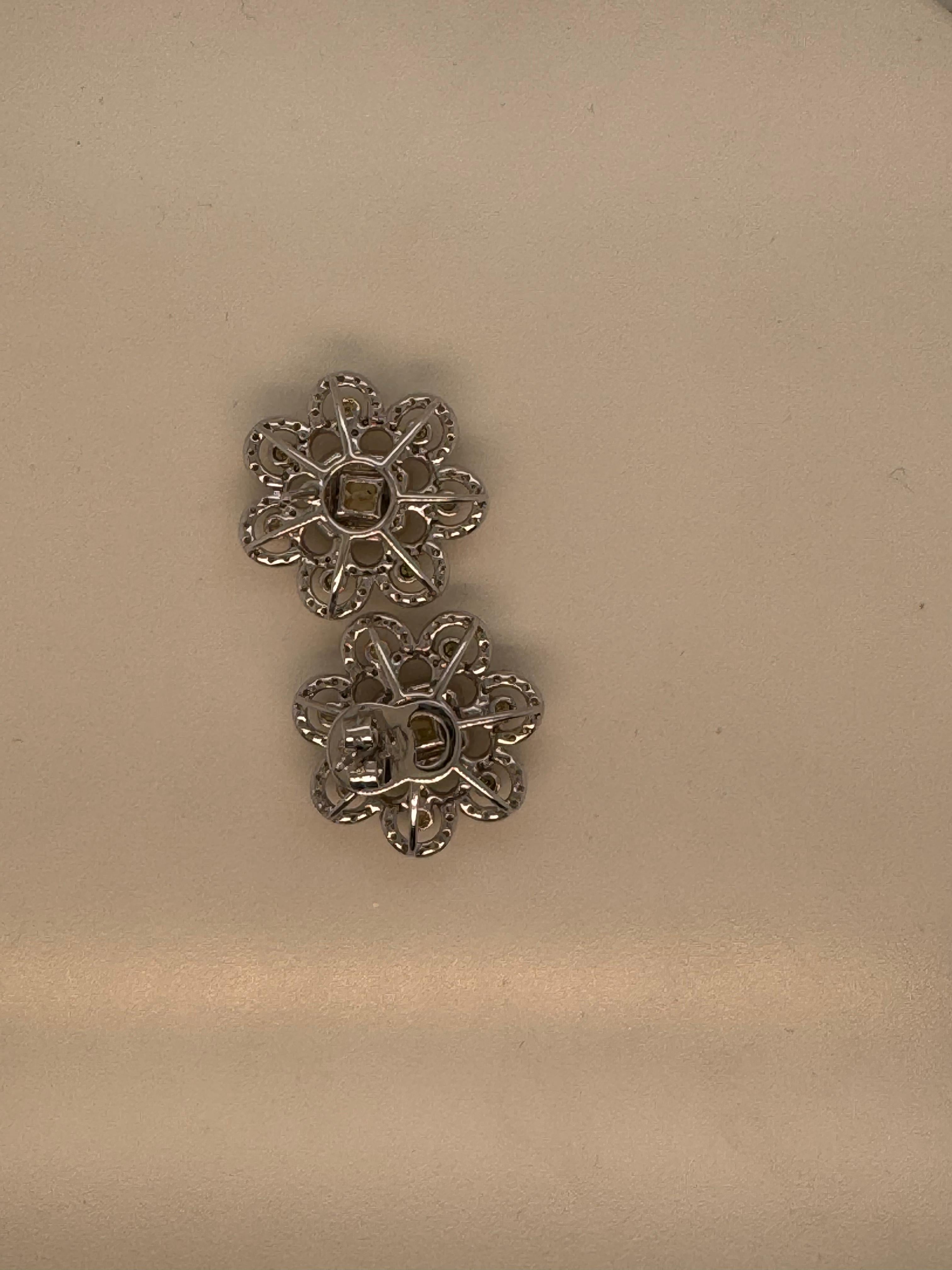 Voici une superbe paire de boucles d'oreilles de REWA Jewelry, alliant couleurs éclatantes et élégance intemporelle.

Au cœur de chaque boucle d'oreille se trouvent des diamants Fancy Intense Yellow certifiés GIA, pesant 0,64 carat (GIA-2221325001)