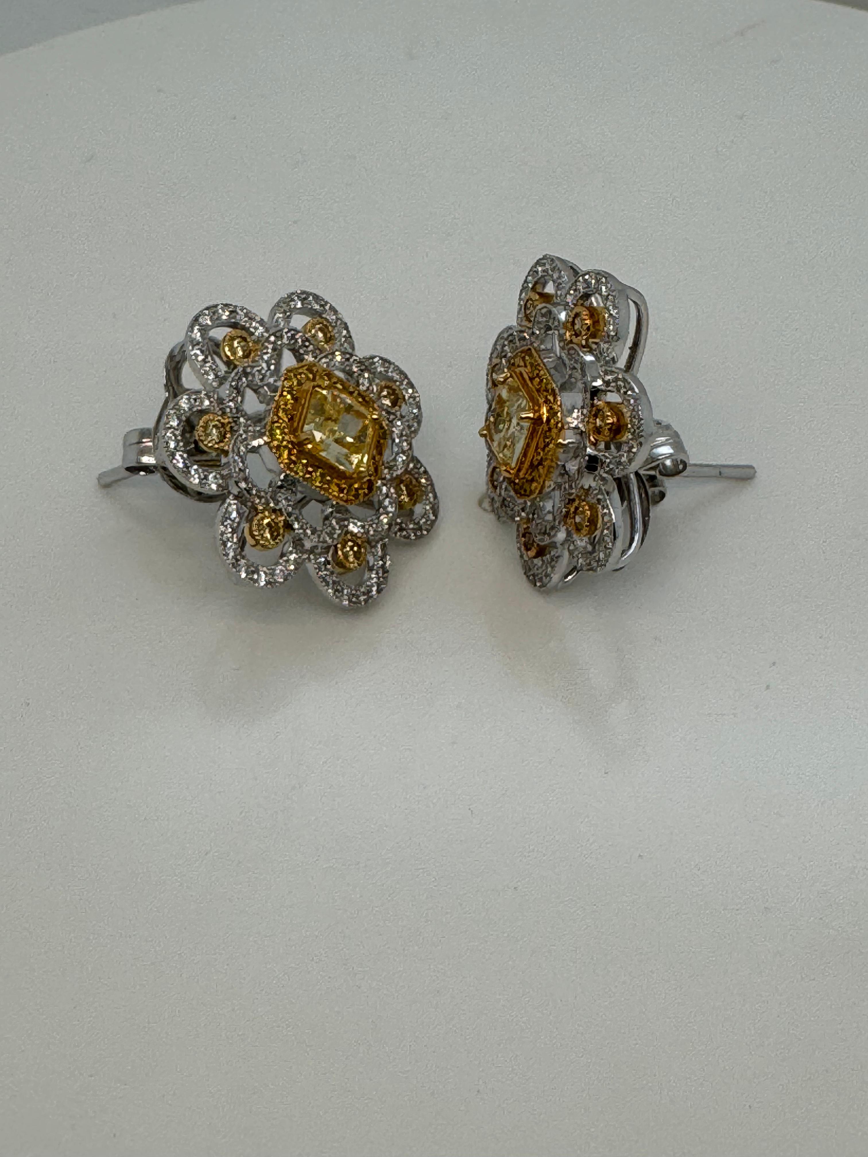 Taille coussin Certifié GIA (1,16 ct.) Boucles d'oreilles fantaisie en or blanc 18 carats avec diamant jaune intense en vente