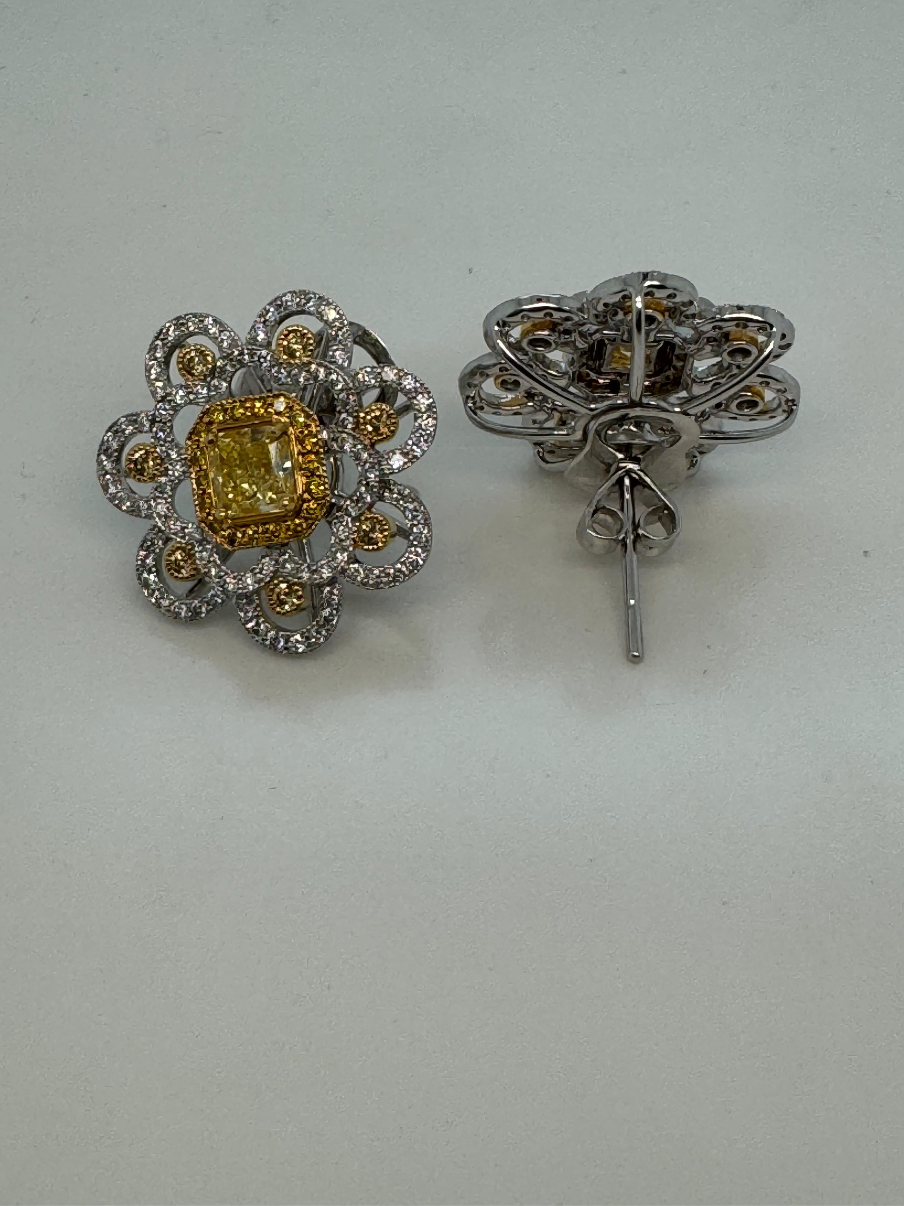Certifié GIA (1,16 ct.) Boucles d'oreilles fantaisie en or blanc 18 carats avec diamant jaune intense Neuf - En vente à Bangkok, TH