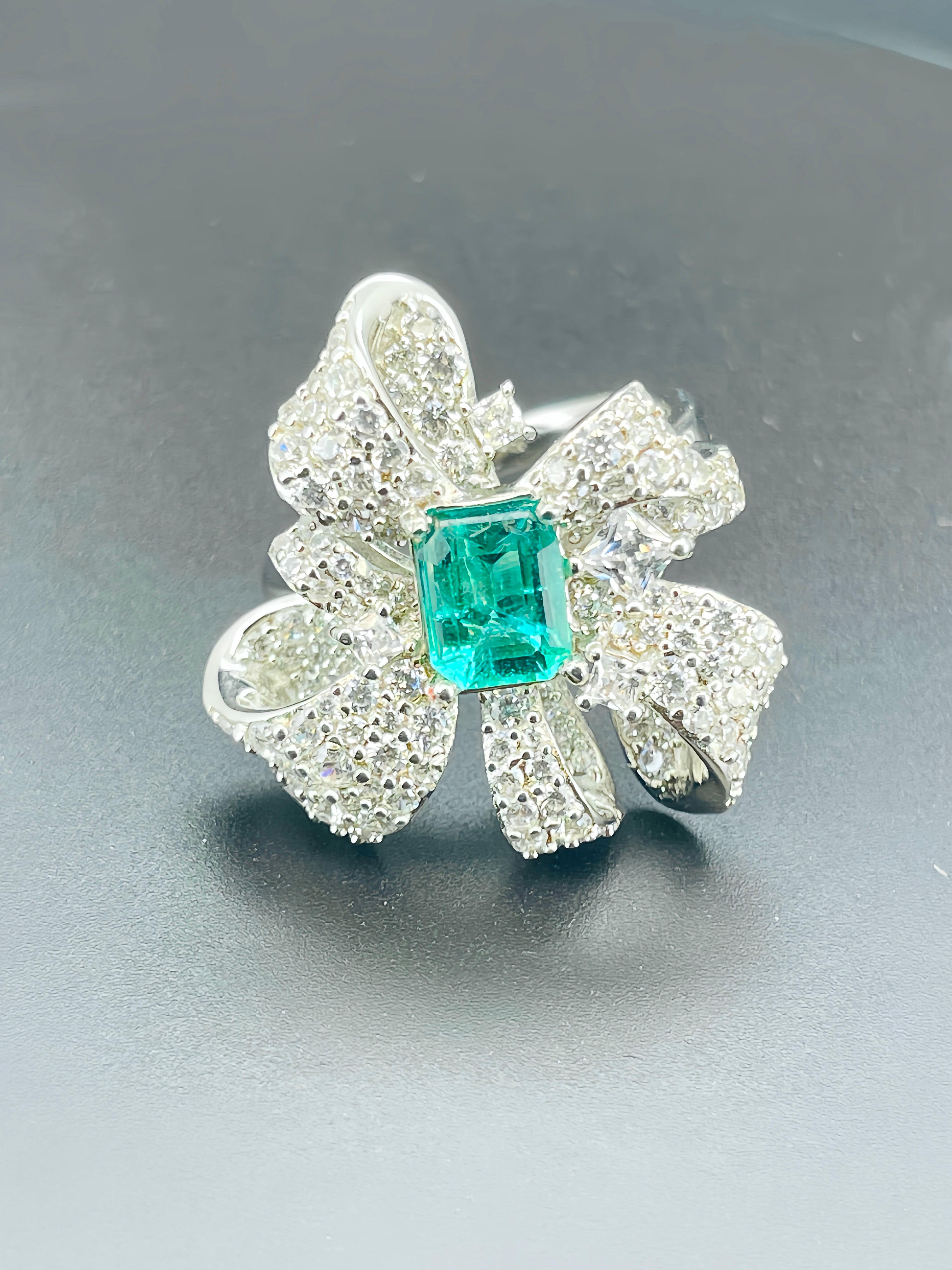 GIA Certified 1.16ct No OiL Emerald Ring Customized 9.10gram silver with gold plant 

*No oil emrald is top rare at gemstone for collection  ( no any treatment )

IF customize 18K gold are available. 

Main stone: 1.16ct No Oil emerald