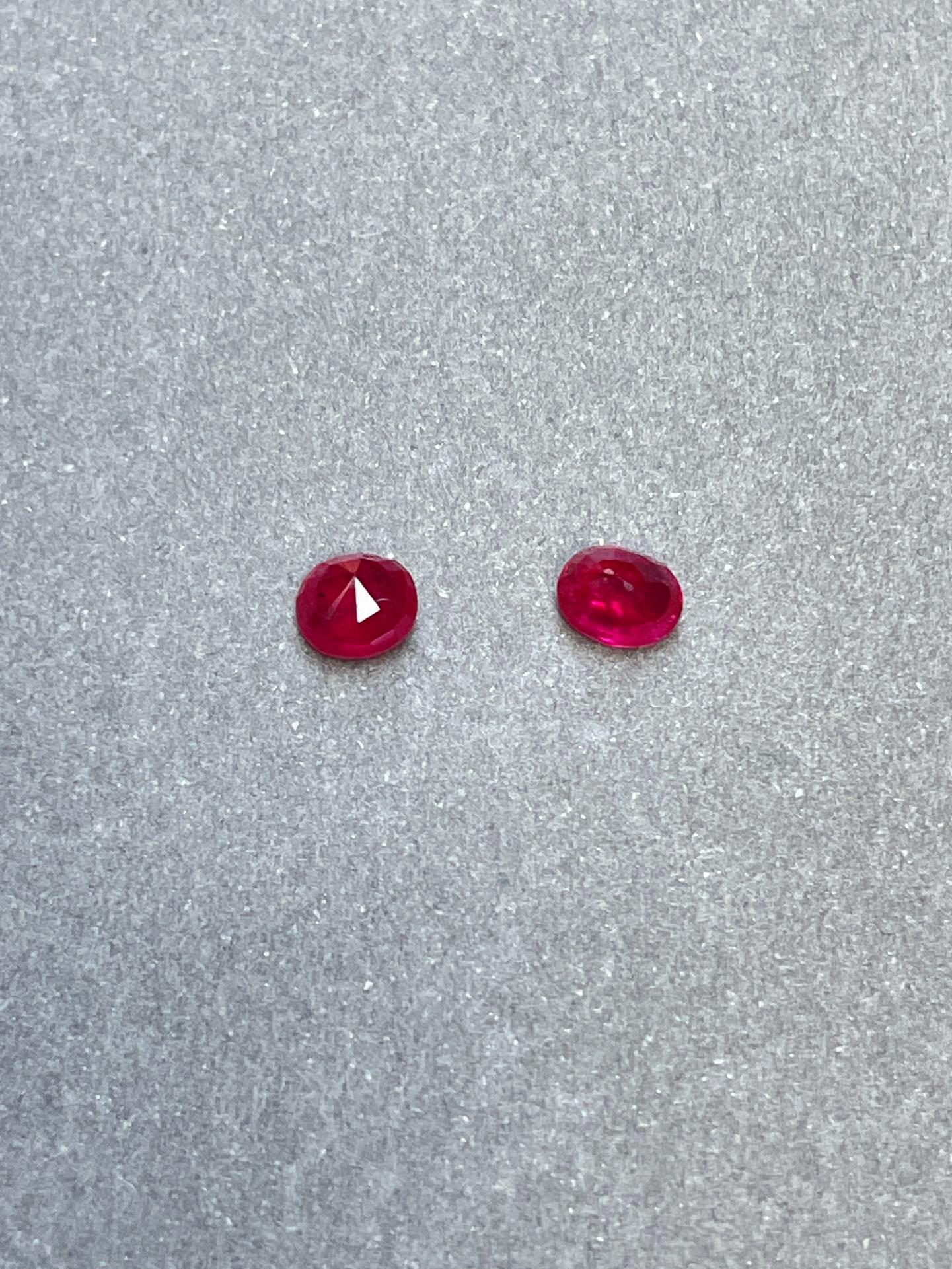 Taille brillant AIGS GUILD deux certificats rubis naturel de Birmanie non chauffé sang de pigeon 1,24/2 carats en vente