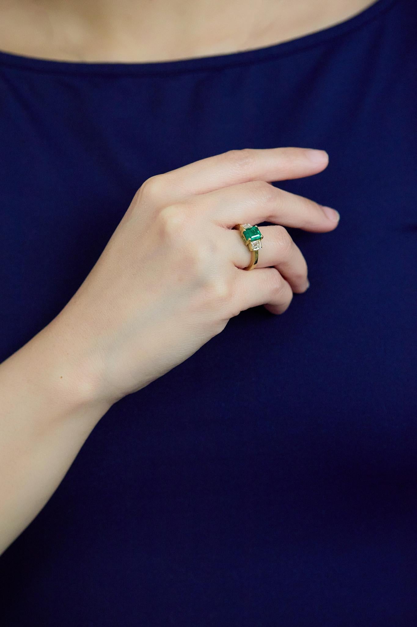 da uomo o donna Anello di fidanzamento a tre pietre con taglio smeraldo e diamanti certificato GIA da 1,17 carati in vendita