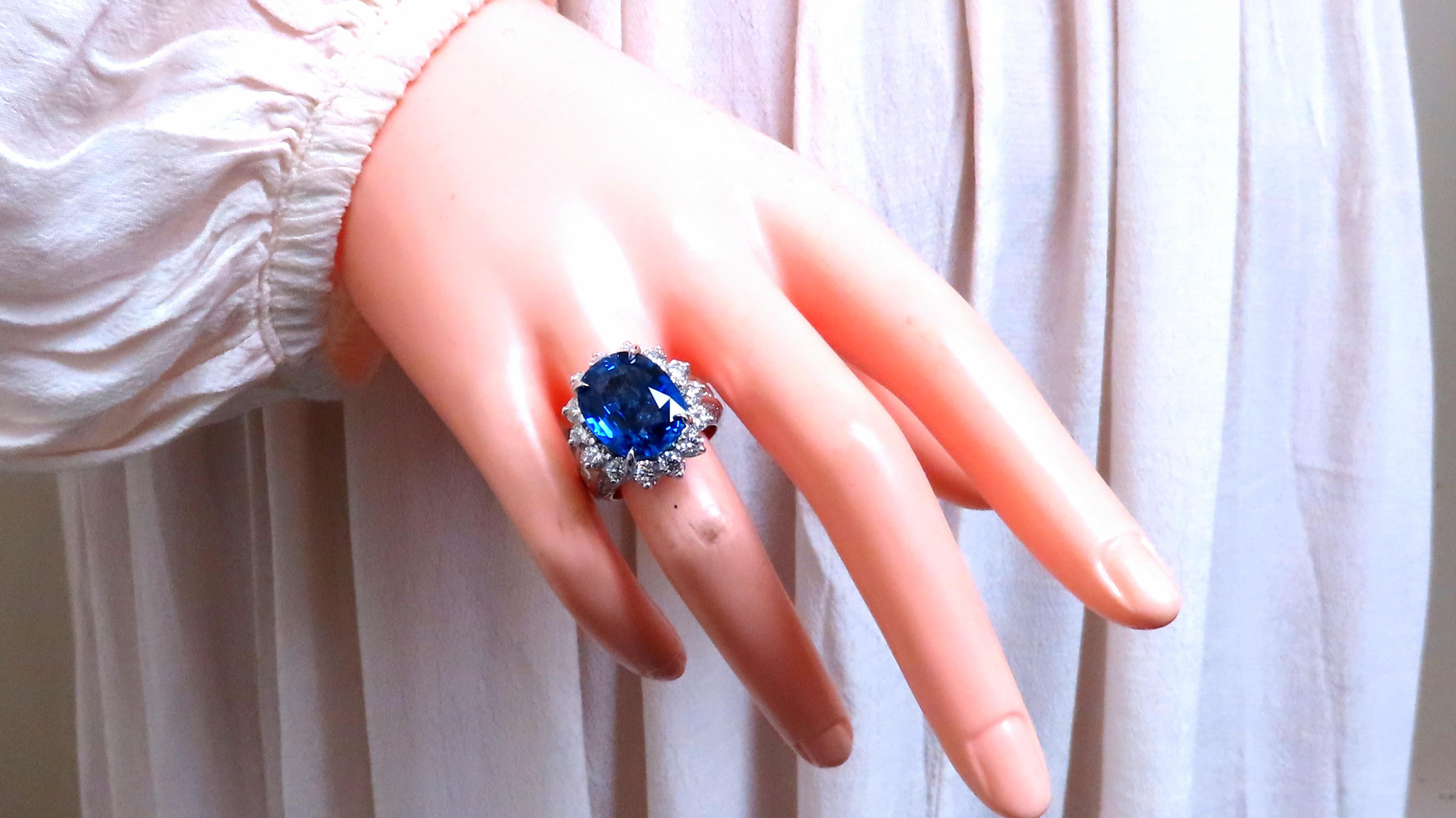 GIA Certified 11.79ct Natural Blue Sapphire Diamonds Ring 14kt Gold 85441 In Good Condition For Sale In New York, NY