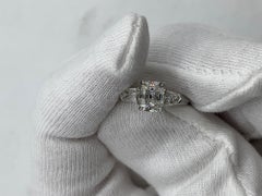 Anillo Alargado Antiguo de 1,18 Quilates Certificado por el GIA con piedras laterales en forma de cojín y bala