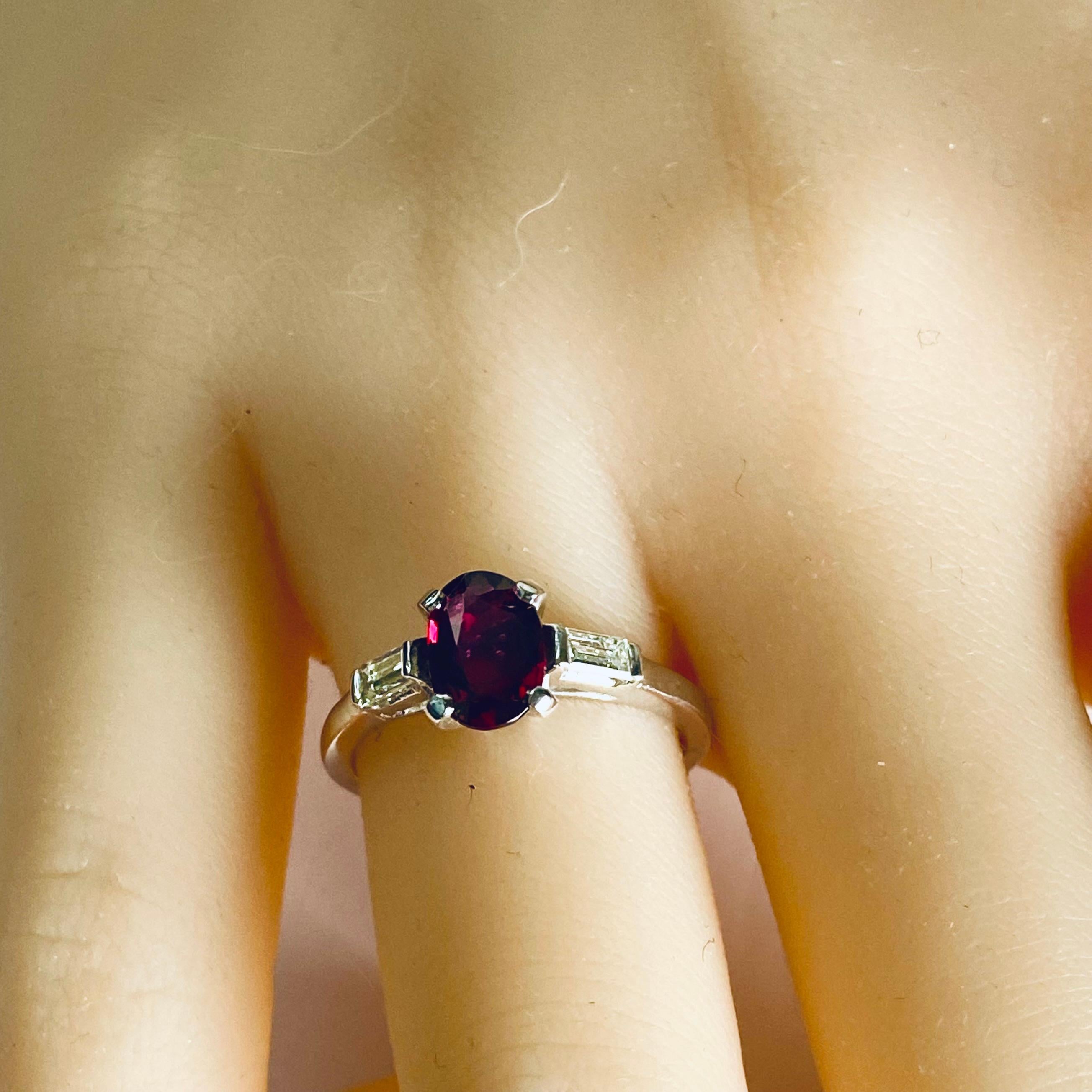 Anillo de platino con rubí natural certificado por el GIA de 1,18 quilates y diamantes casi incoloros en venta 4