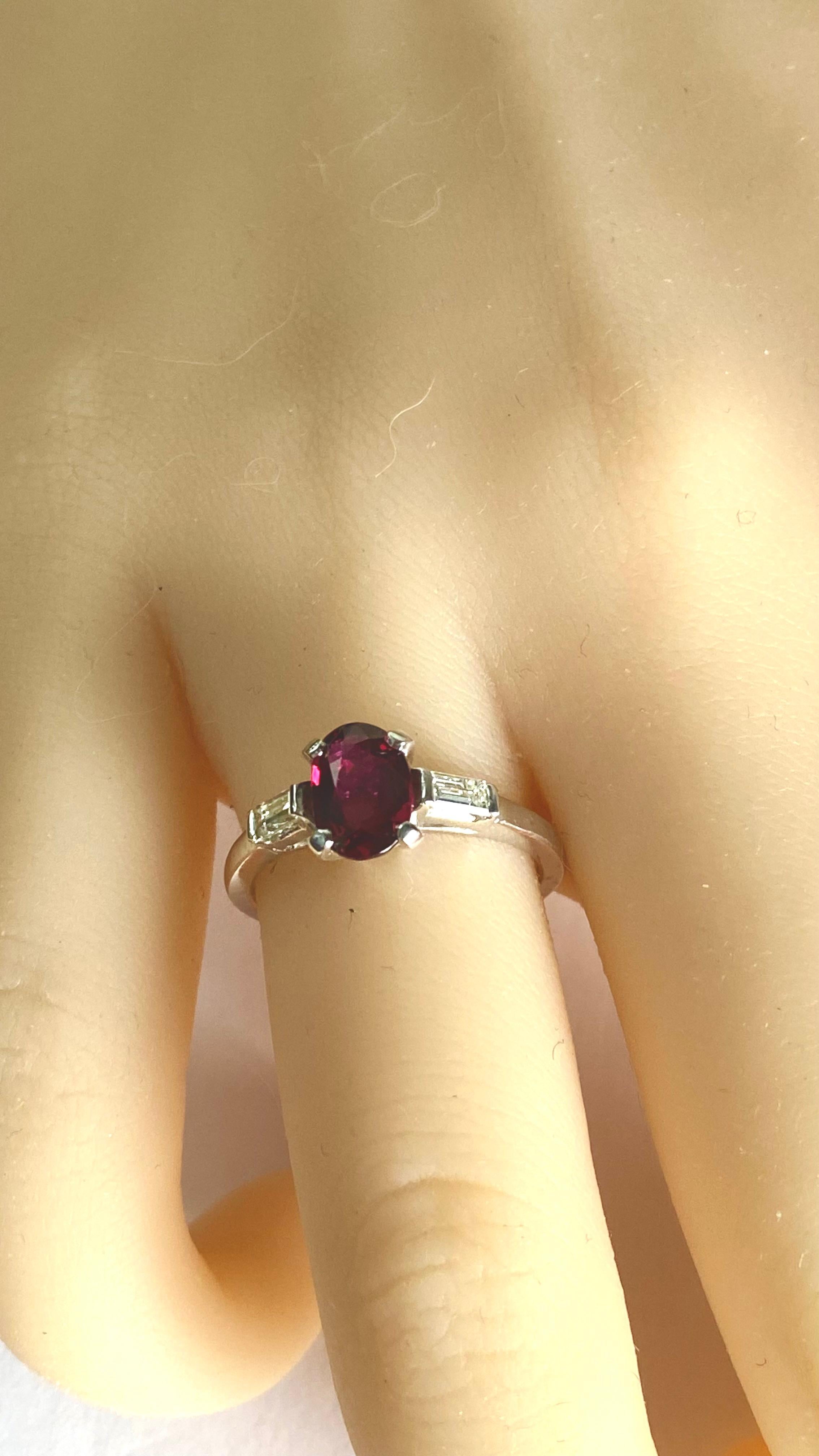 Anillo de platino con rubí natural certificado por el GIA de 1,18 quilates y diamantes casi incoloros en venta 5