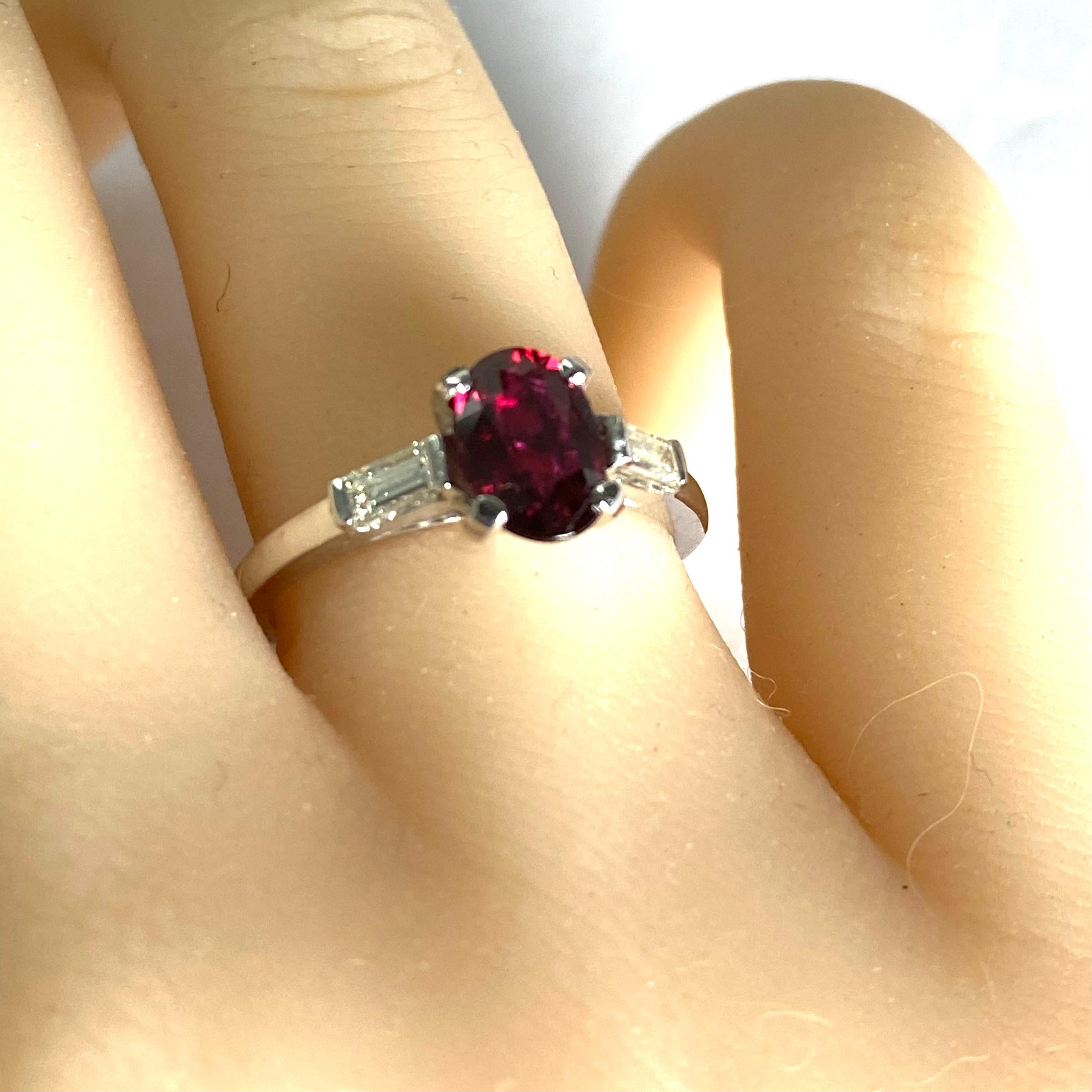 Anillo de platino con rubí natural certificado por el GIA de 1,18 quilates y diamantes casi incoloros Contemporáneo en venta