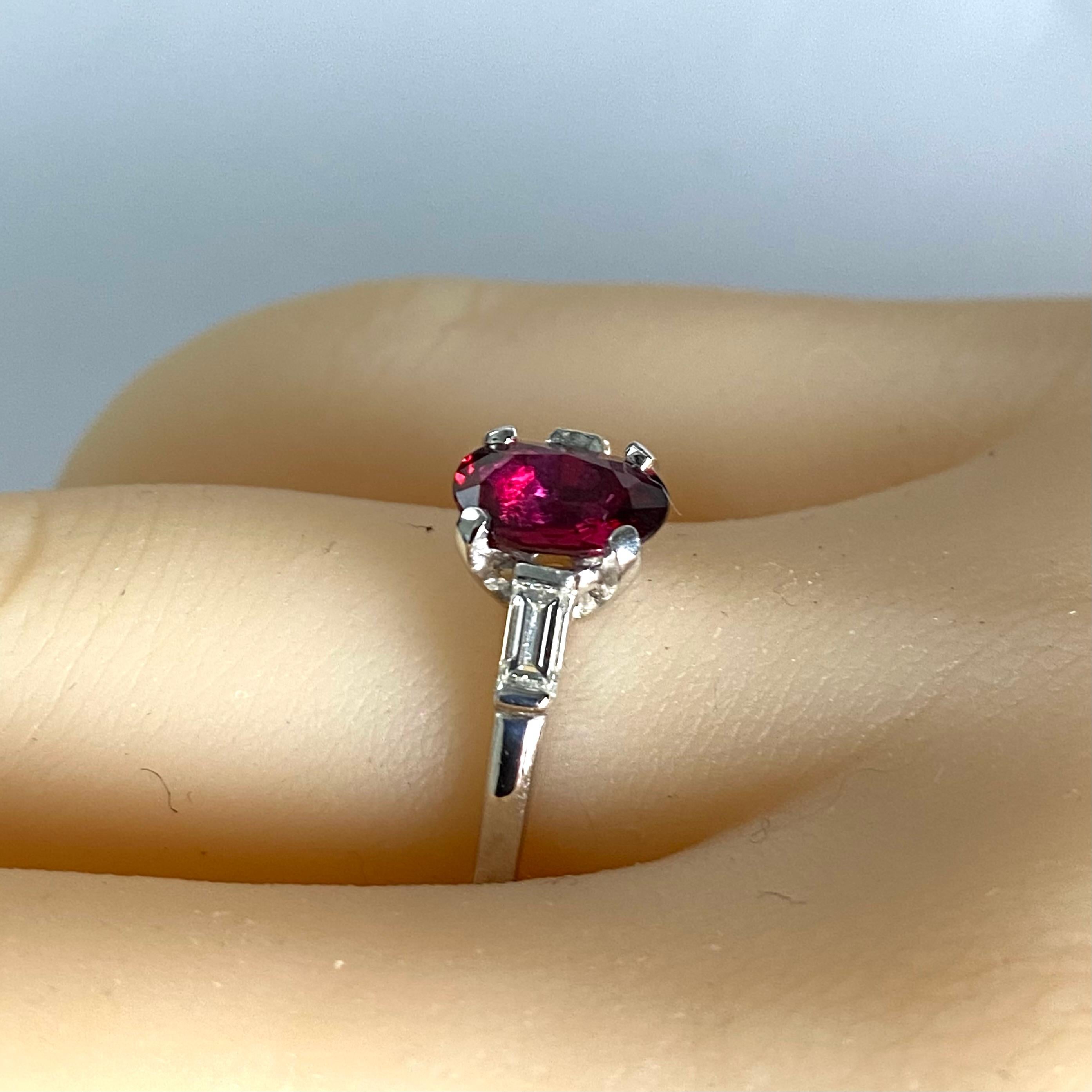 Anillo de platino con rubí natural certificado por el GIA de 1,18 quilates y diamantes casi incoloros Corte oval en venta